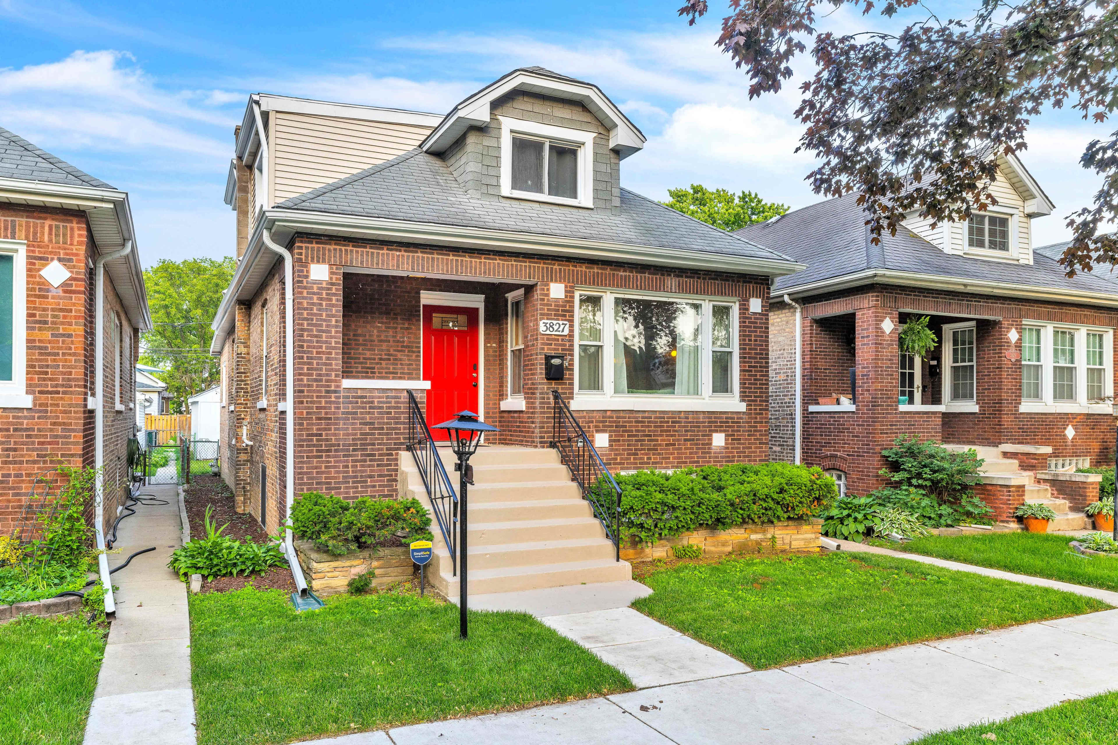 Stylish Home on Tree-lined street Image in Proviso Township, Brookfield, IL