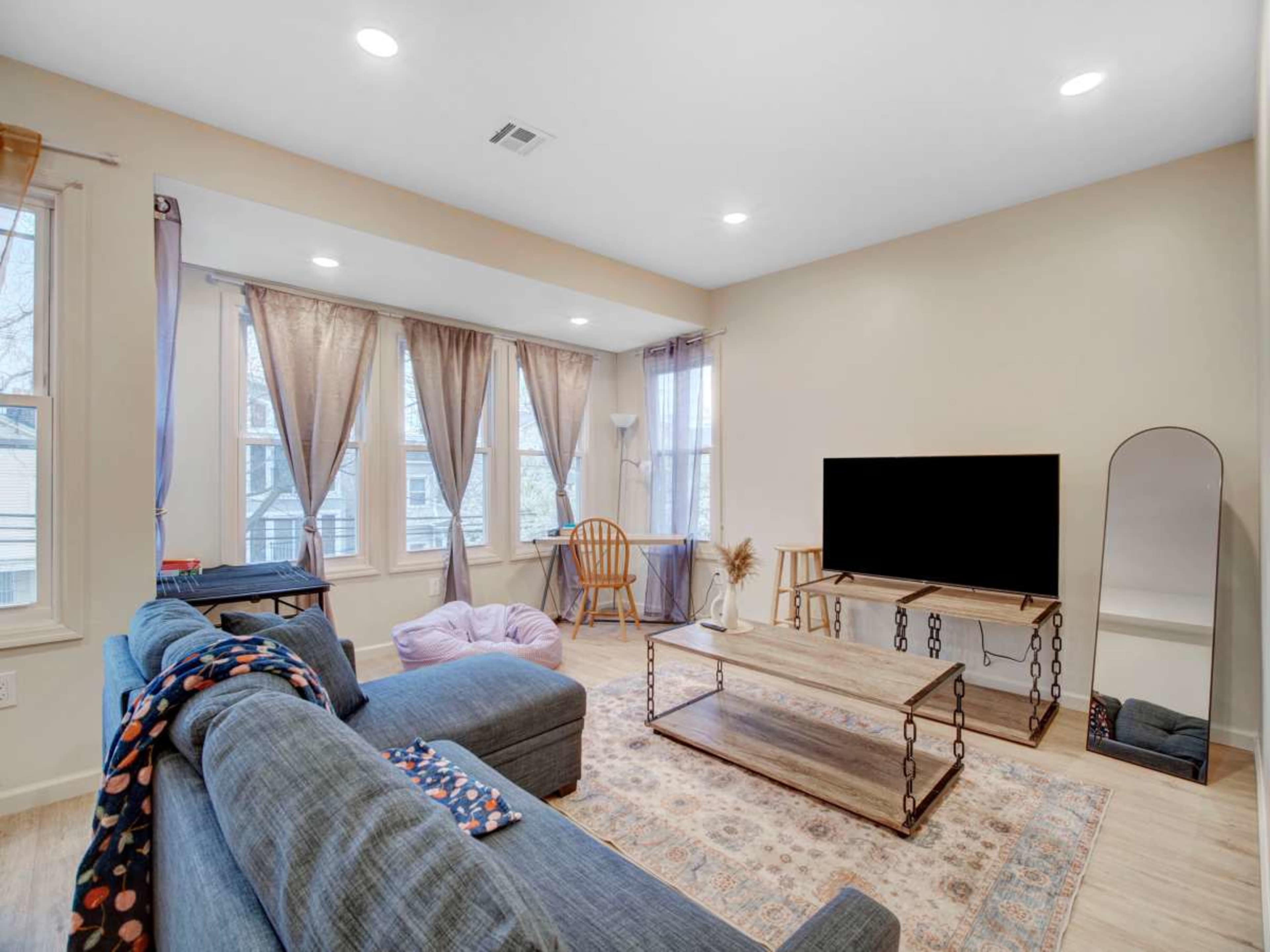 Chic 3-BR Urban Retreat Image in Upper Clinton Hill, Newark, NJ