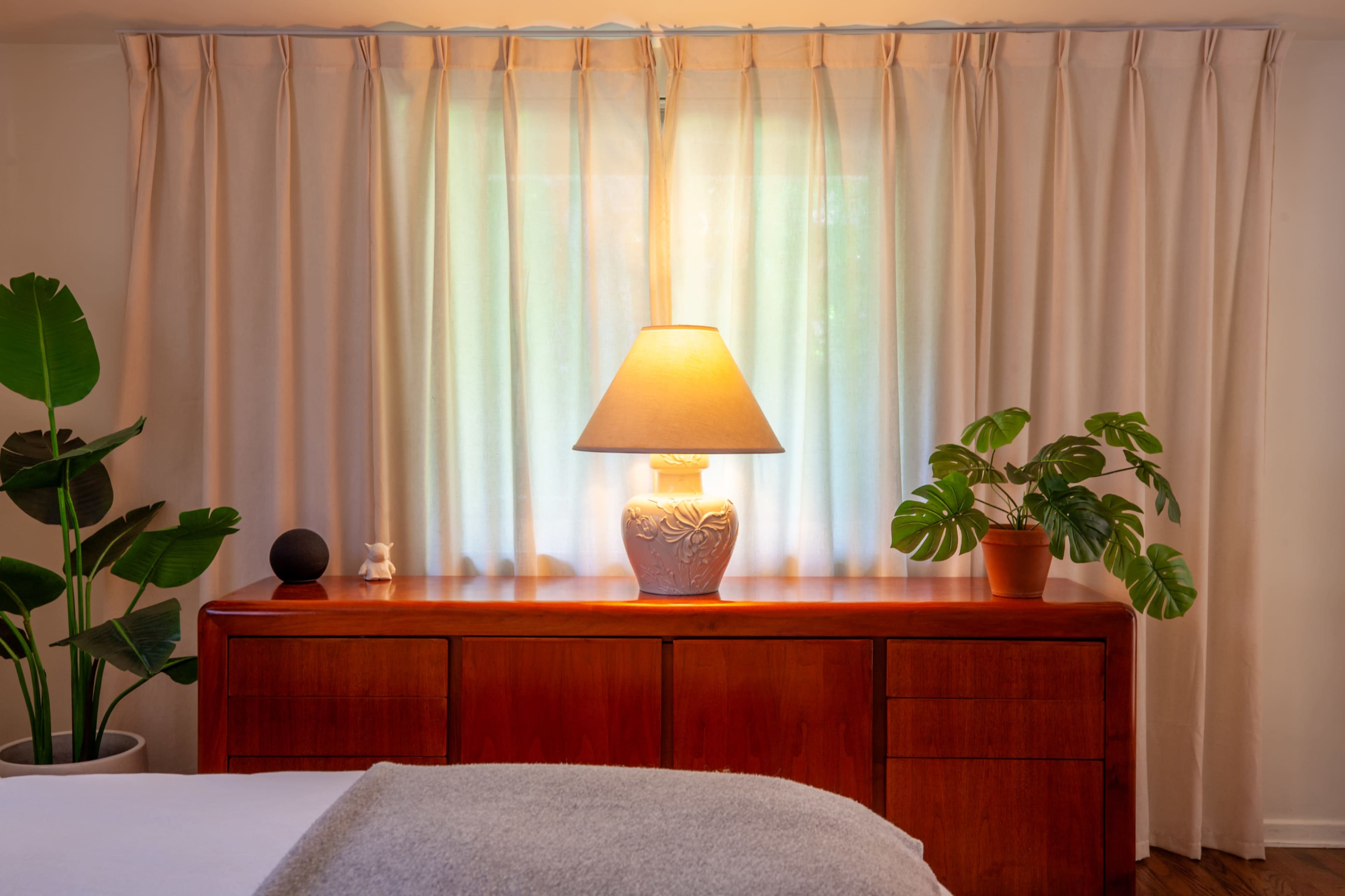 Valley Village | Mid Century Style Bedroom Image in Valley Glen, Valley Village, CA