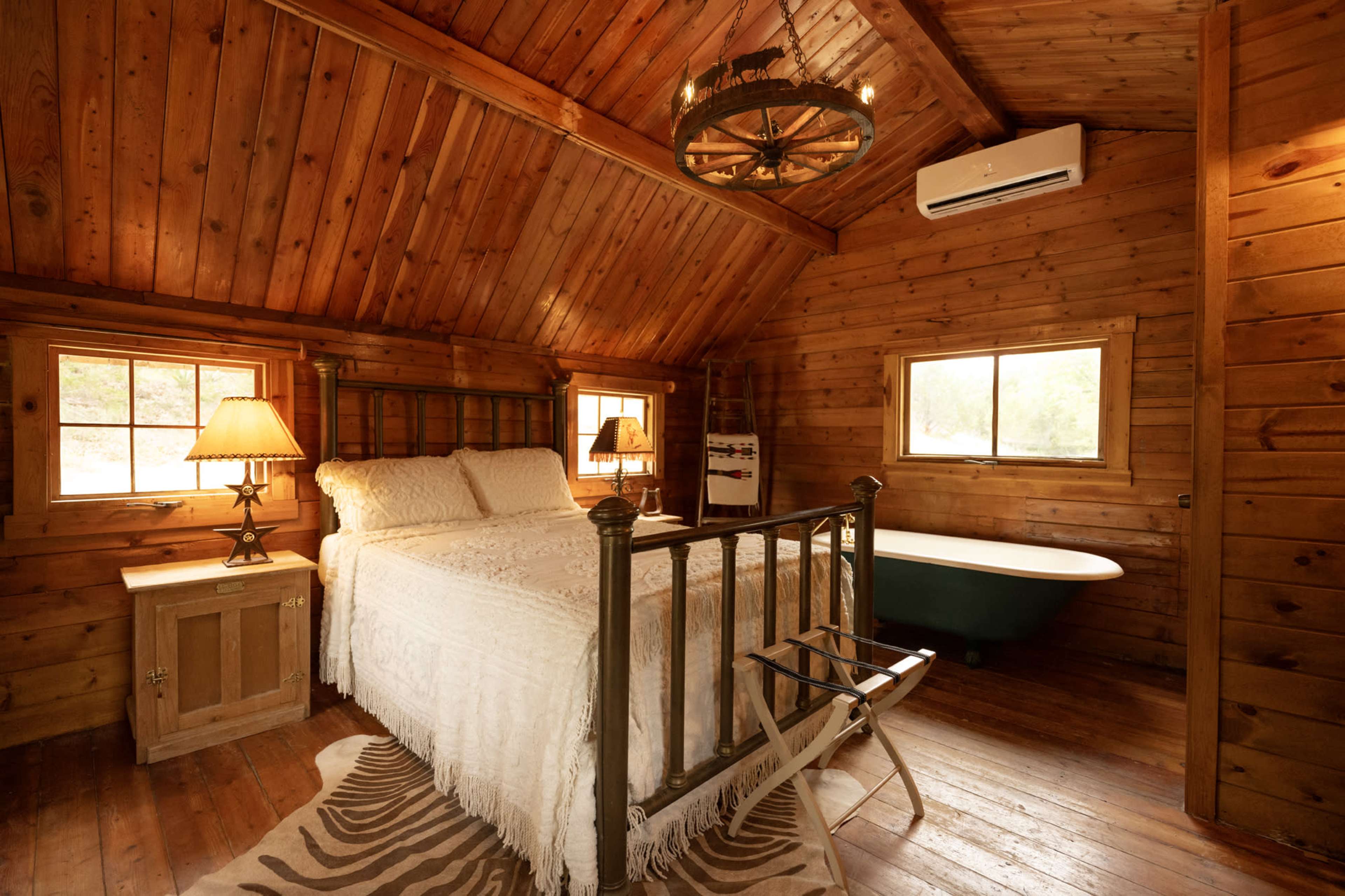 LITTLE ARTIST CABIN W/AUTHENTIC CLAWFOOT TUB Image in , Fort Worth, TX