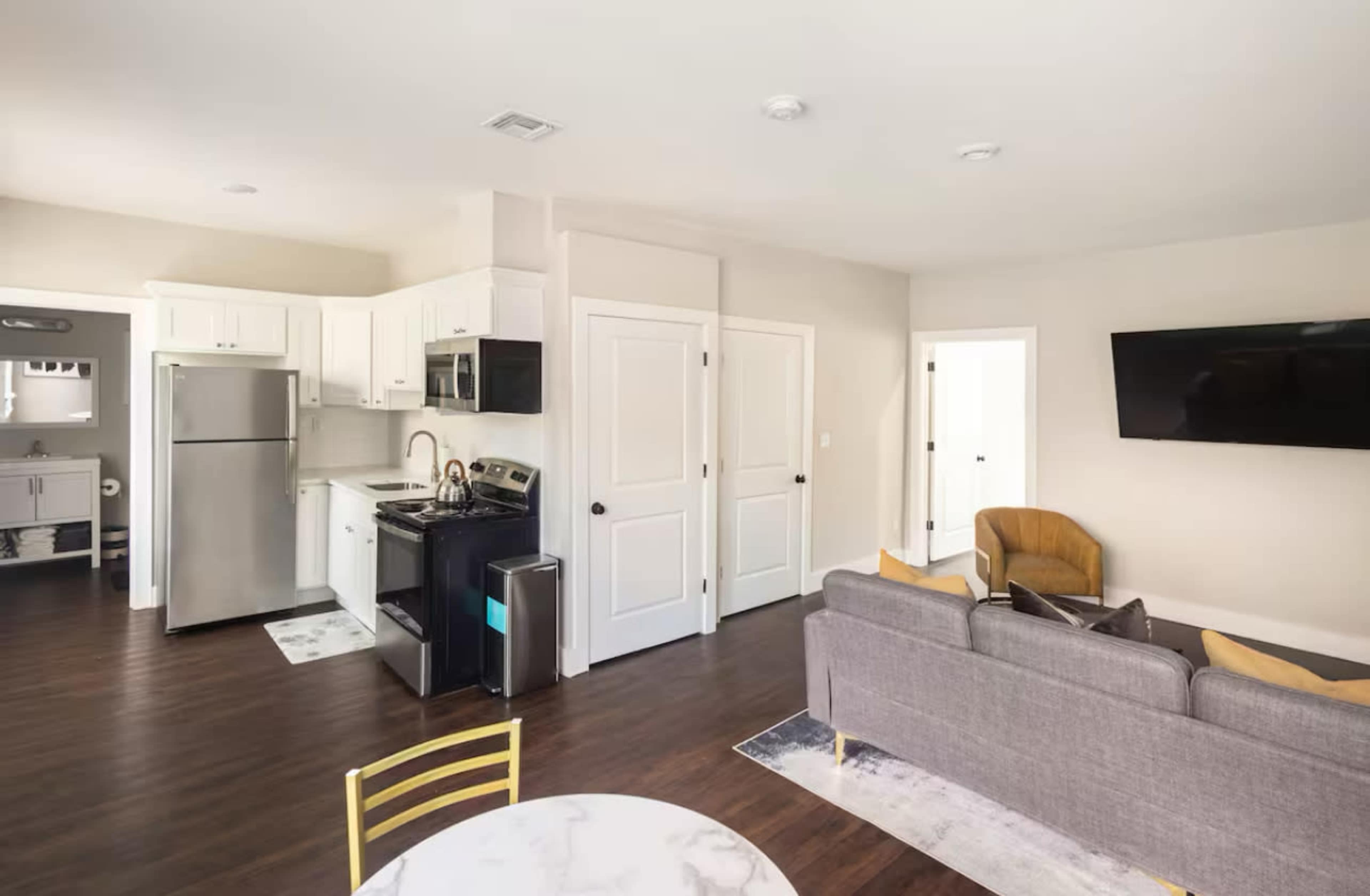 Modern 1 bedroom Home Minutes from EWR Image in Lower Clinton Hill, Newark, NJ