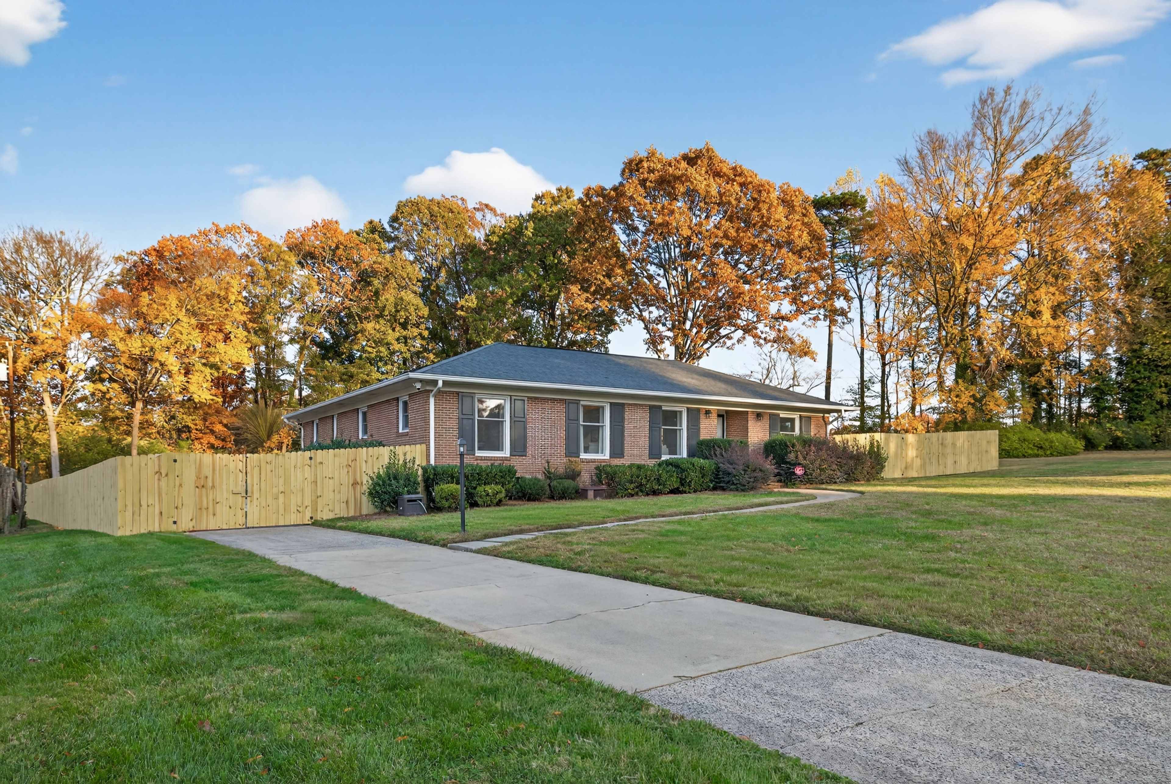 Charming Spacious Home With Pool and Hot Tub Image in Toddville Road, Charlotte, NC