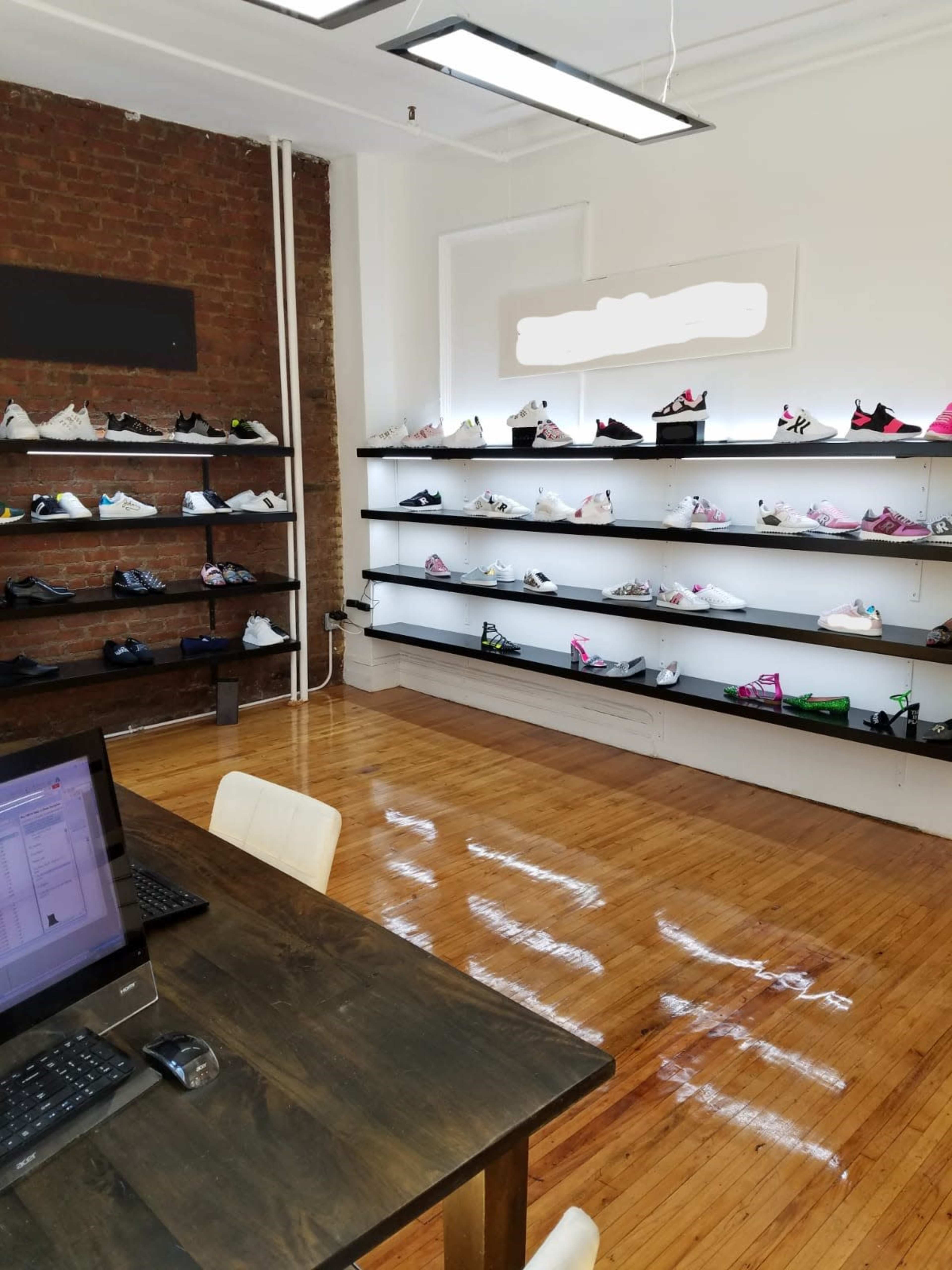 Sunny showroom with displays and sitting areas Image in Midtown Manhattan, New York, NY