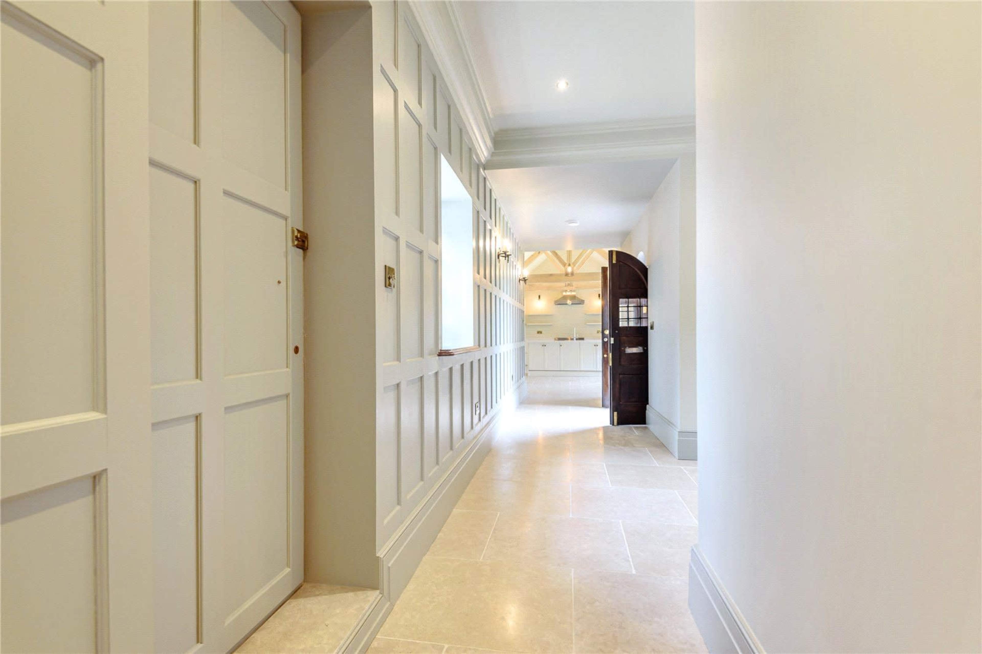 Historic townhouse. Stunning & spacious drawing room. Period features & Beautiful vaulted modern kitchen. Image in Marlow, Marlow, ENG