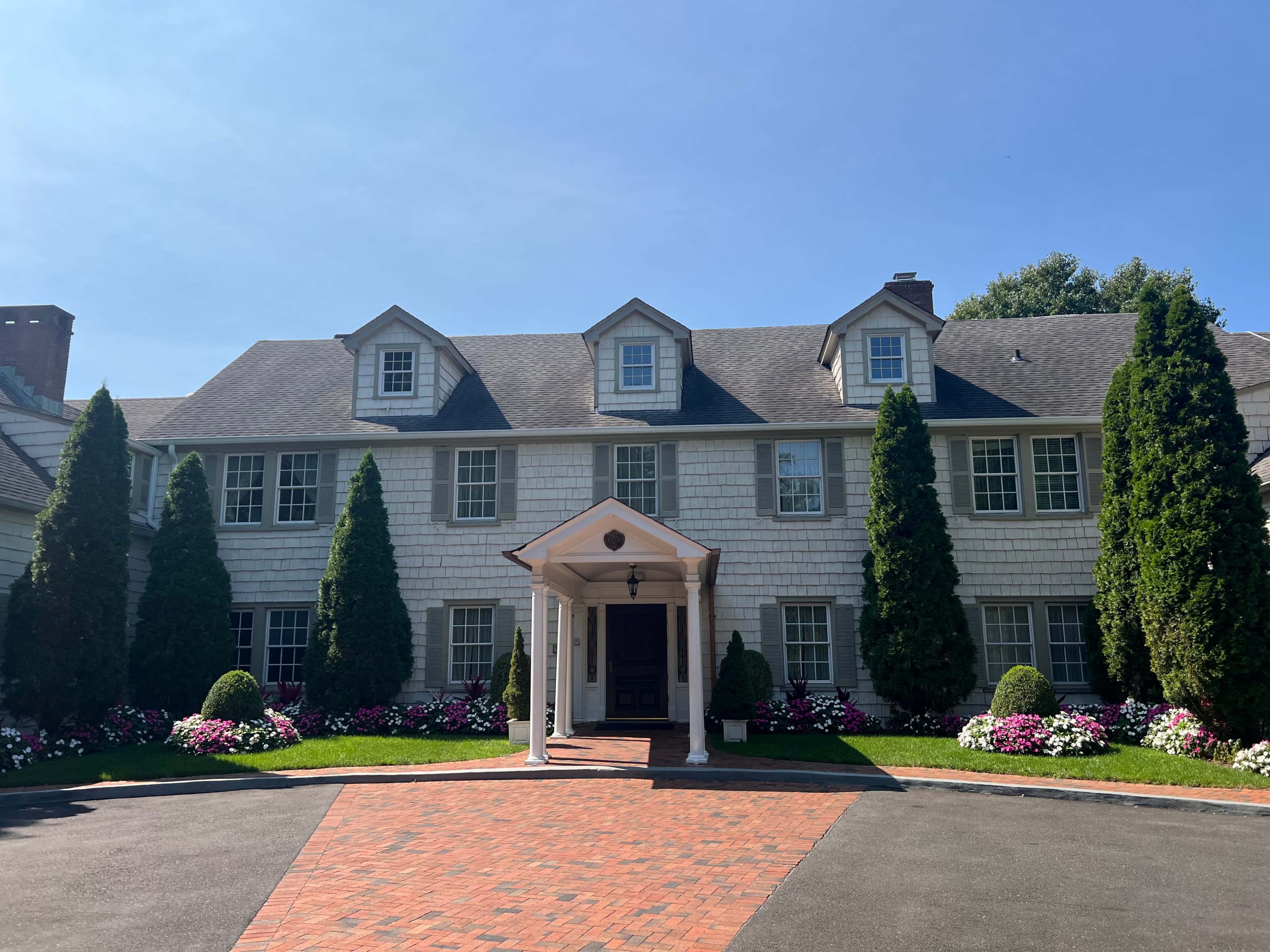 Mansion + Holding Space Image in North Hempstead, Roslyn Heights, NY