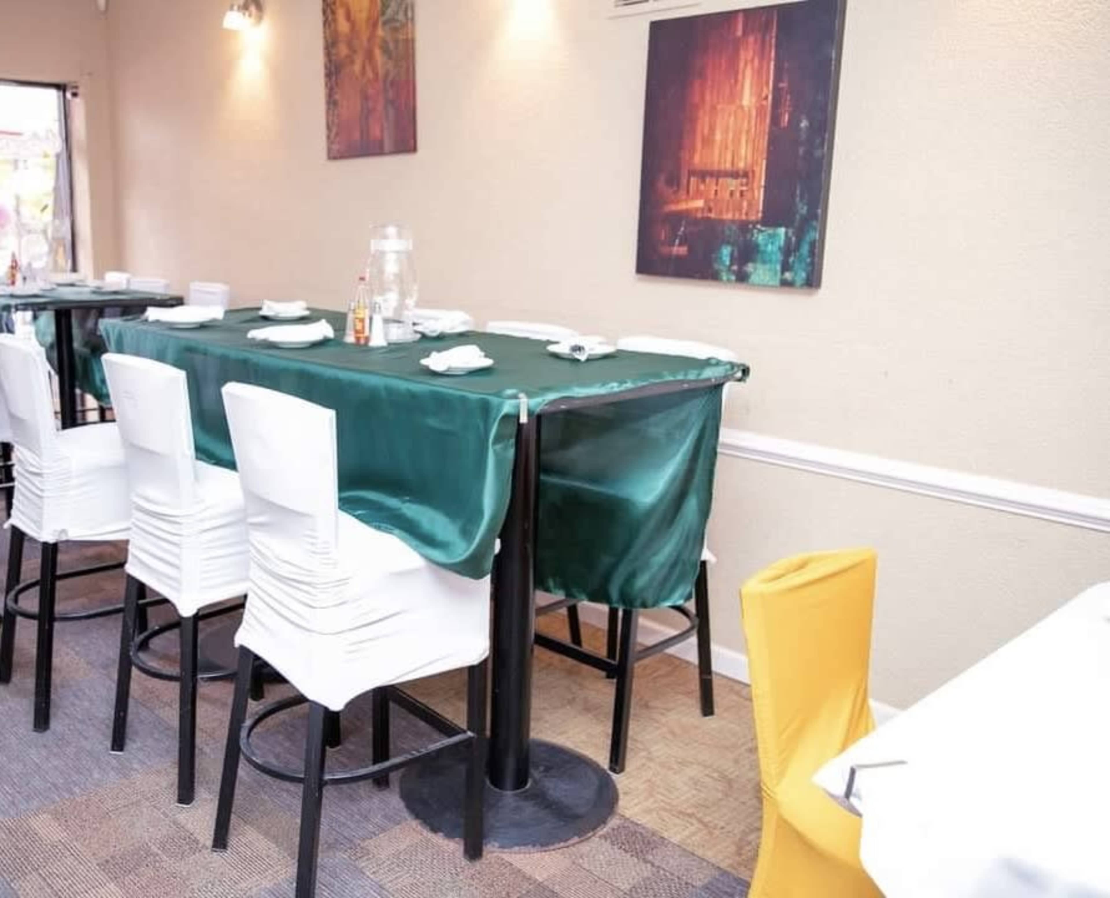 Lux's Restaurant & Café Image in South End, Hartford, CT