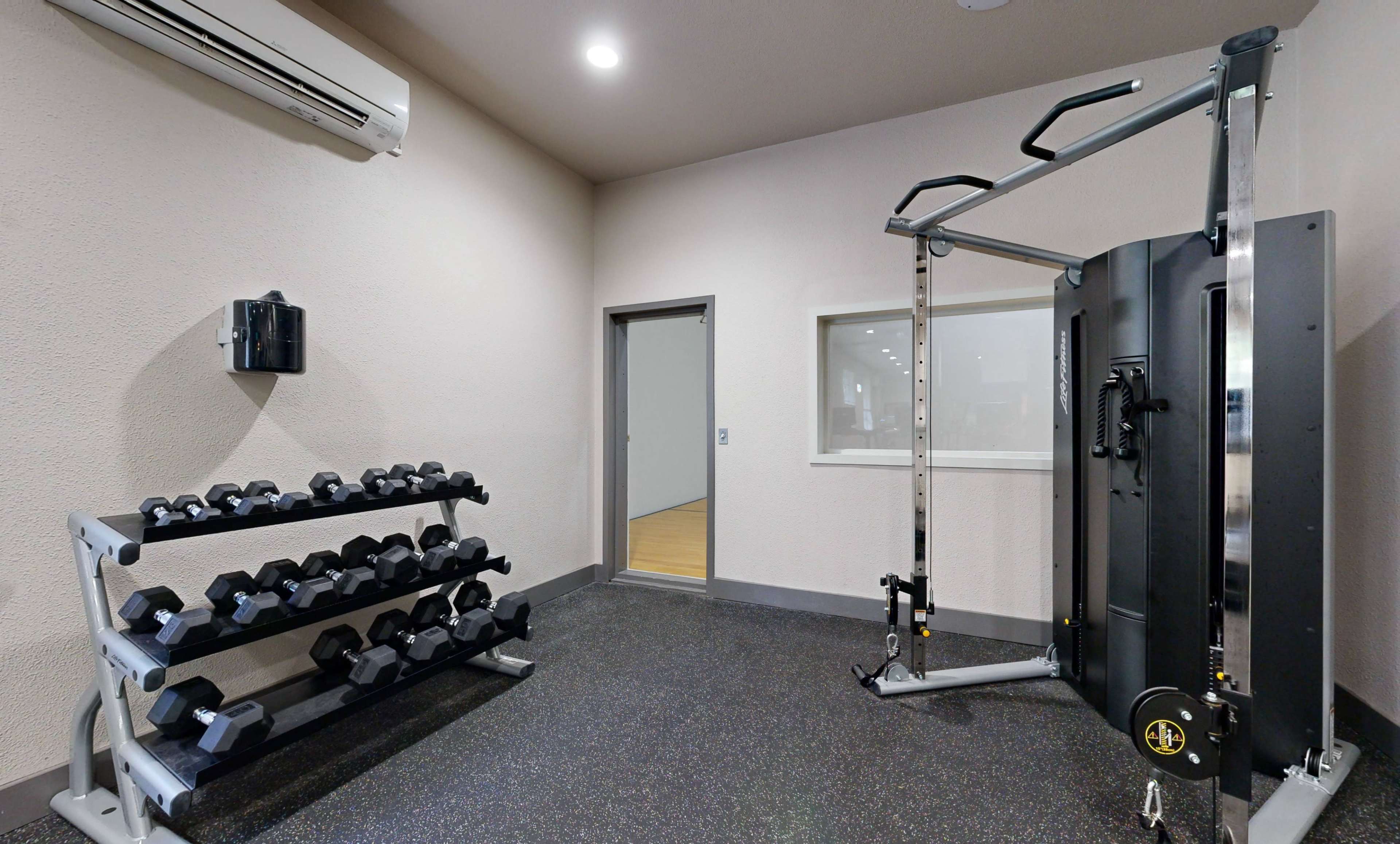 Indoor Pickleball and Racquetball court Image in Lake Forest, Lake Oswego, OR