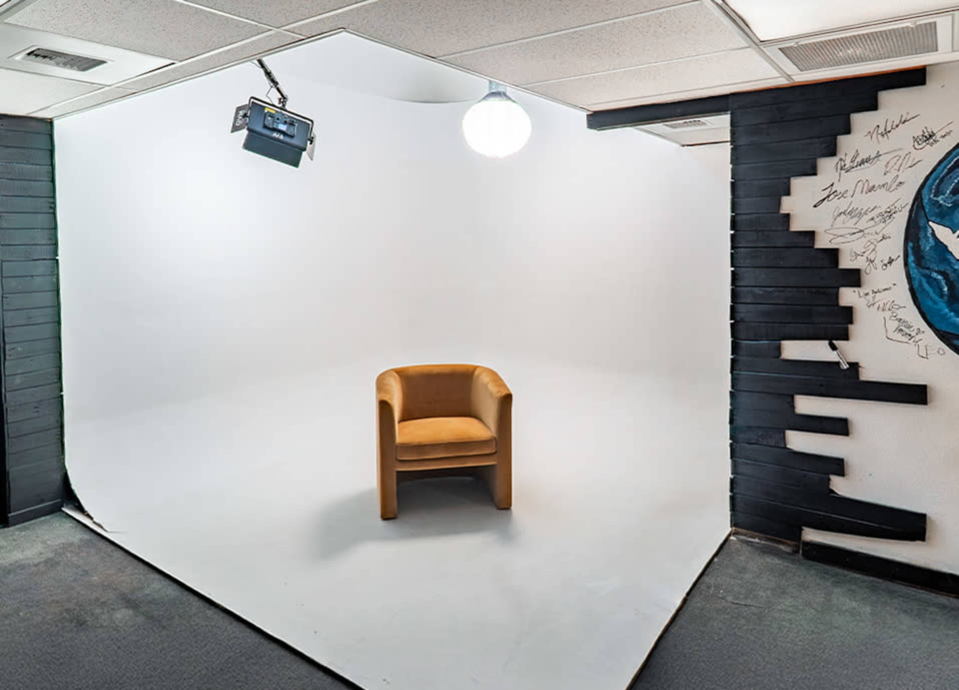 Commercial Studio with natural lighting Image in Maple Valley, Maple Valley, WA