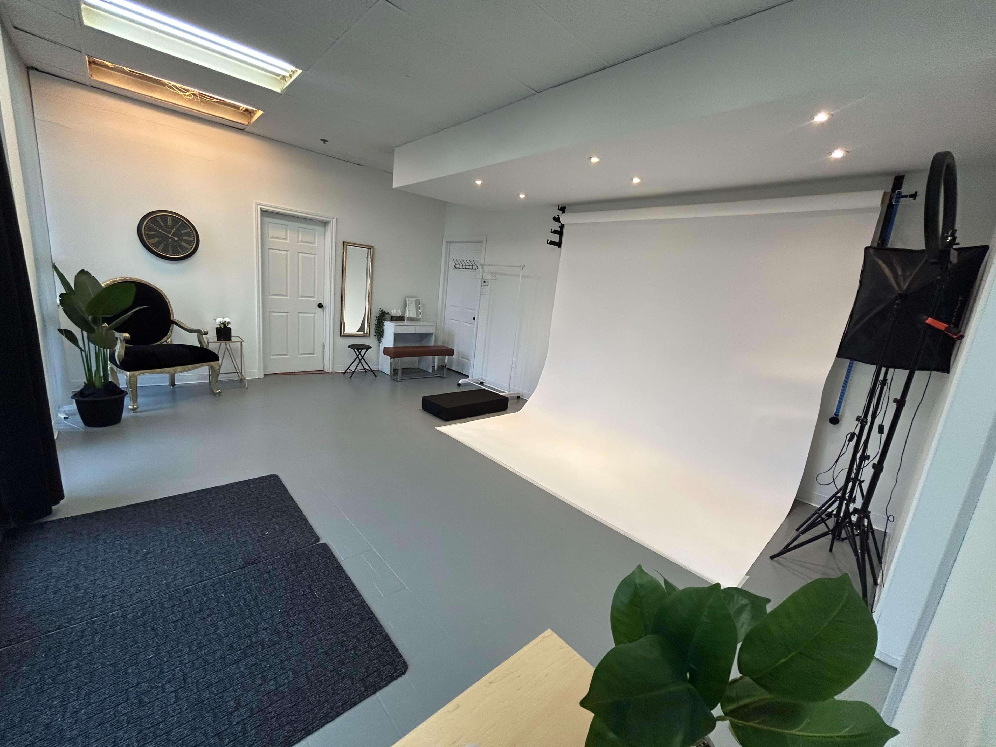 Bright & Versatile Studio Space in Mississauga (Erin Mills)  Perfect for Photo & Video Shoot Image in Erin Mills, Mississauga, ON