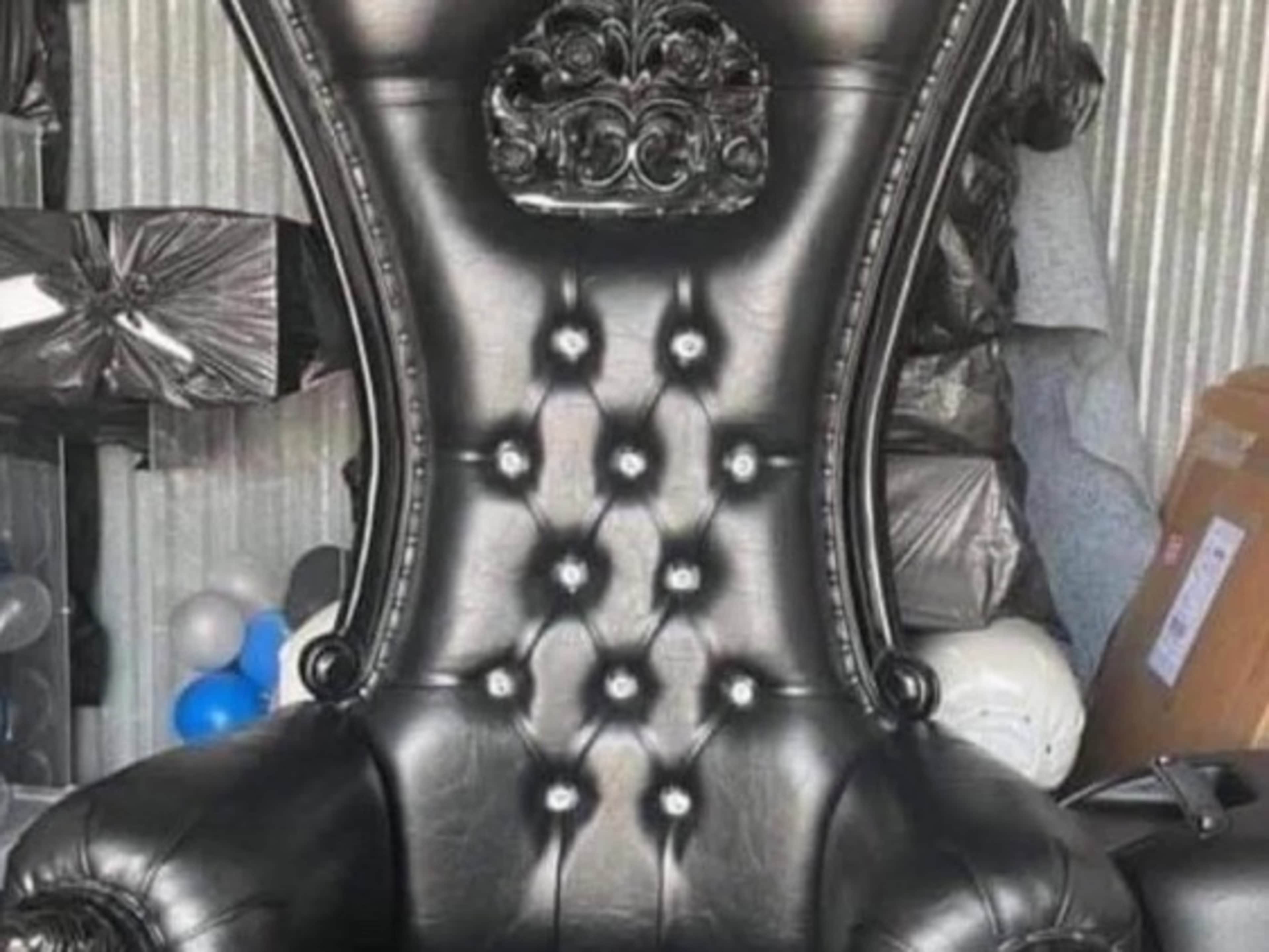 Throne chair black 