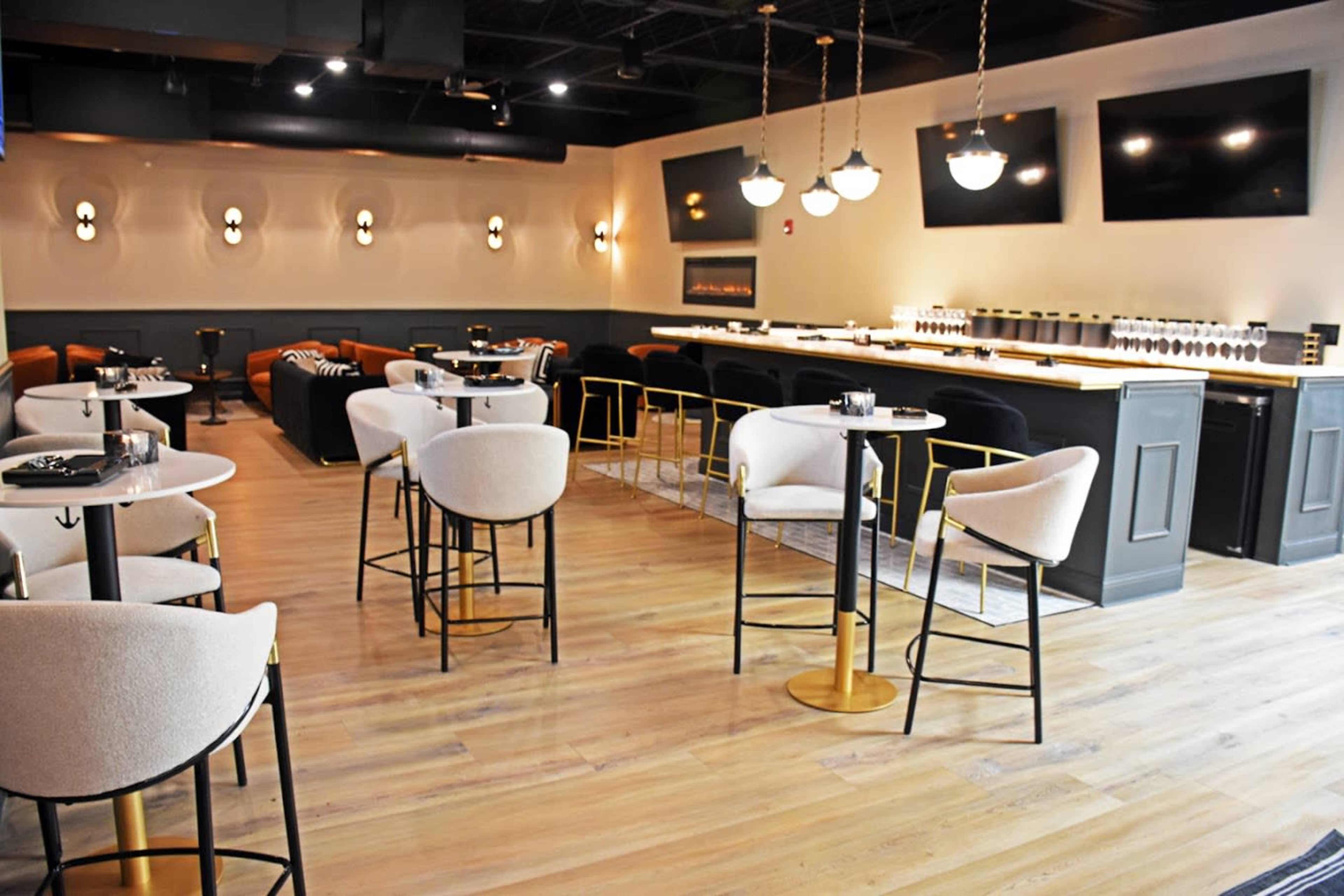 Modern Luxury Lounge – Perfect for Podcasts, Networking, and Photoshoots Image in Bloom Township, Flossmoor, IL
