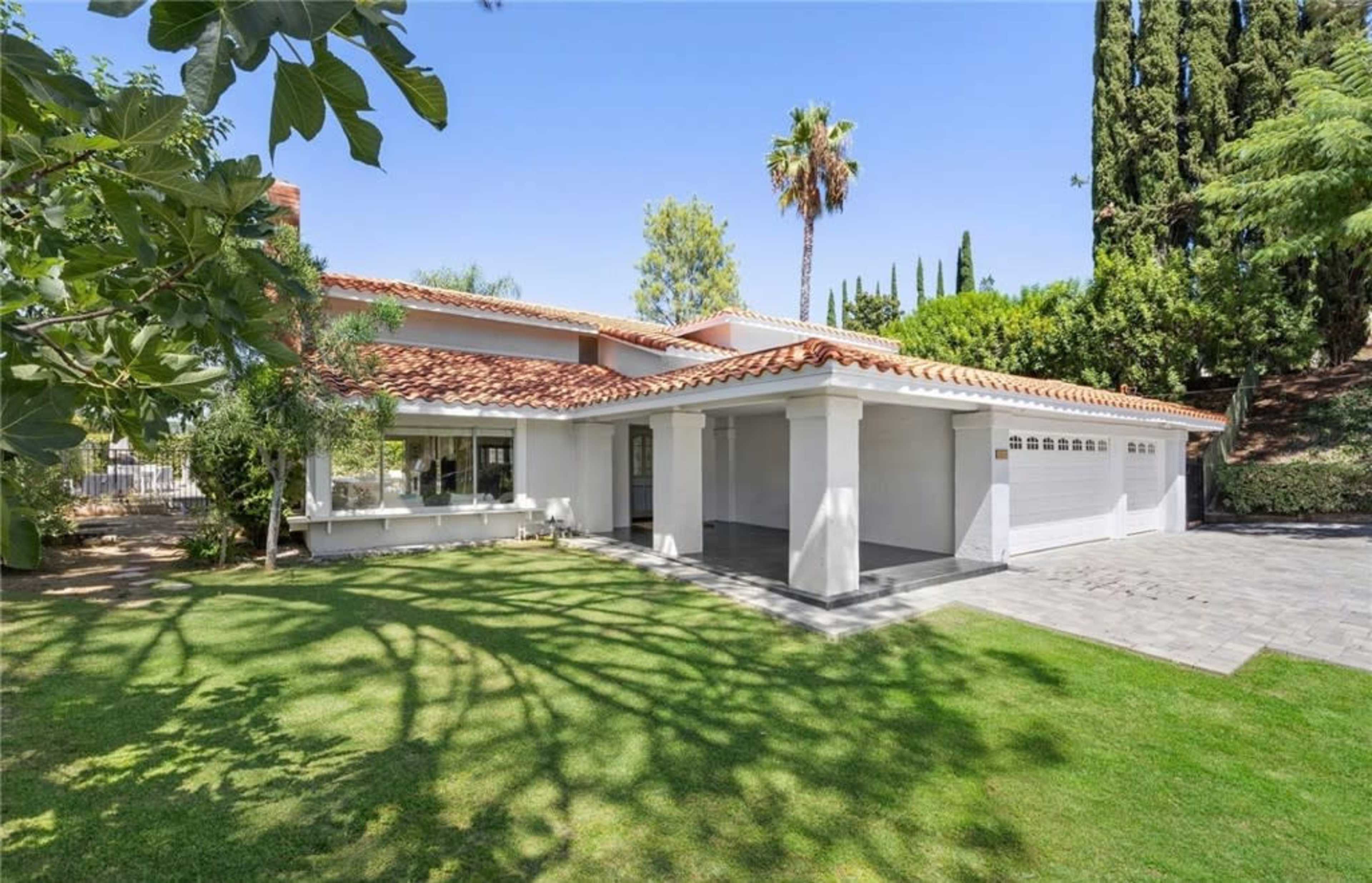 Contemporary Style Home with Sunset Views Image in Greater Mulwood, calabasas, CA