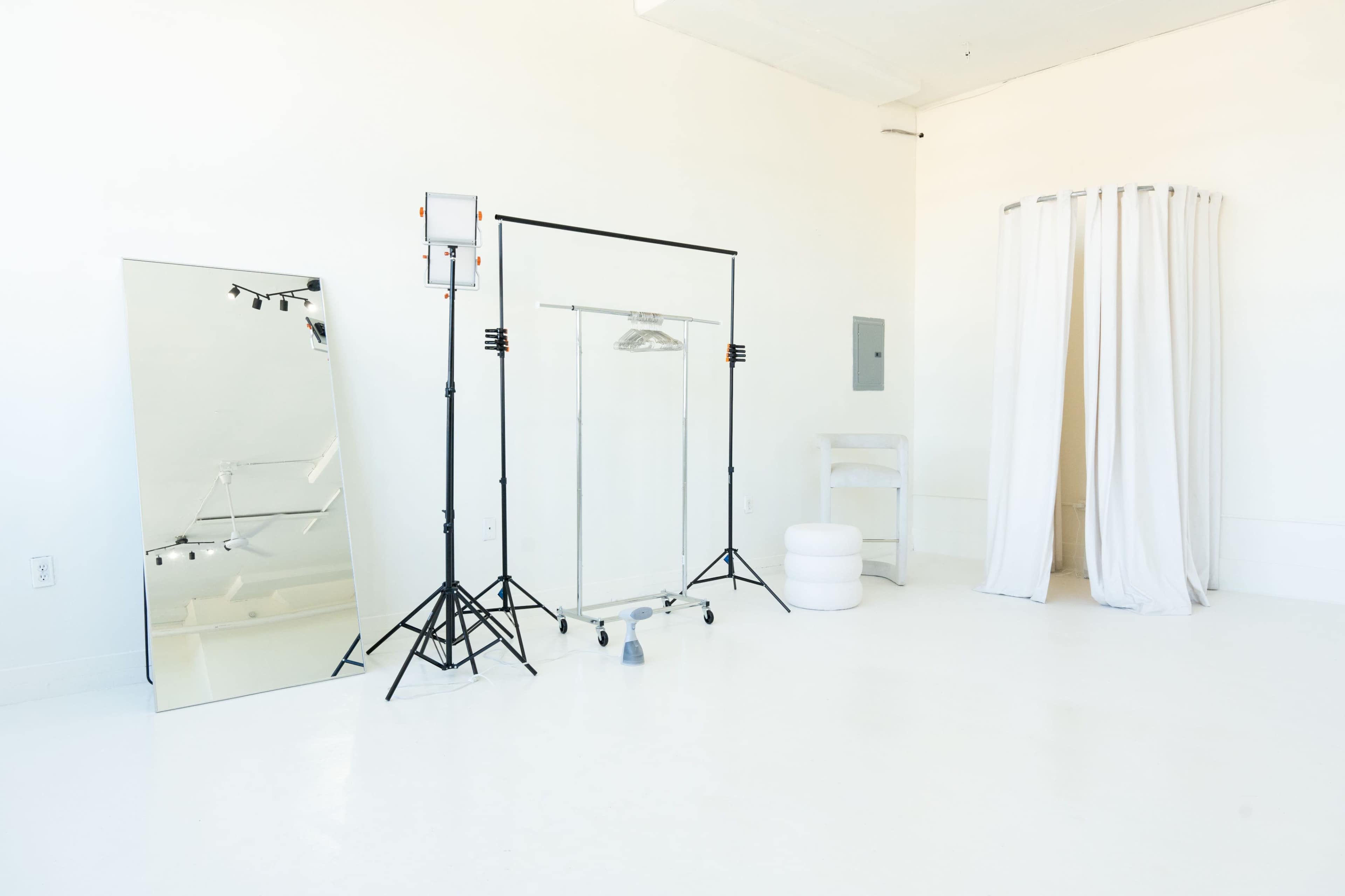 Multi-Use Studio with Natural Light + Trendy Furniture Image in Northeast Philadelphia, Philadelphia, PA