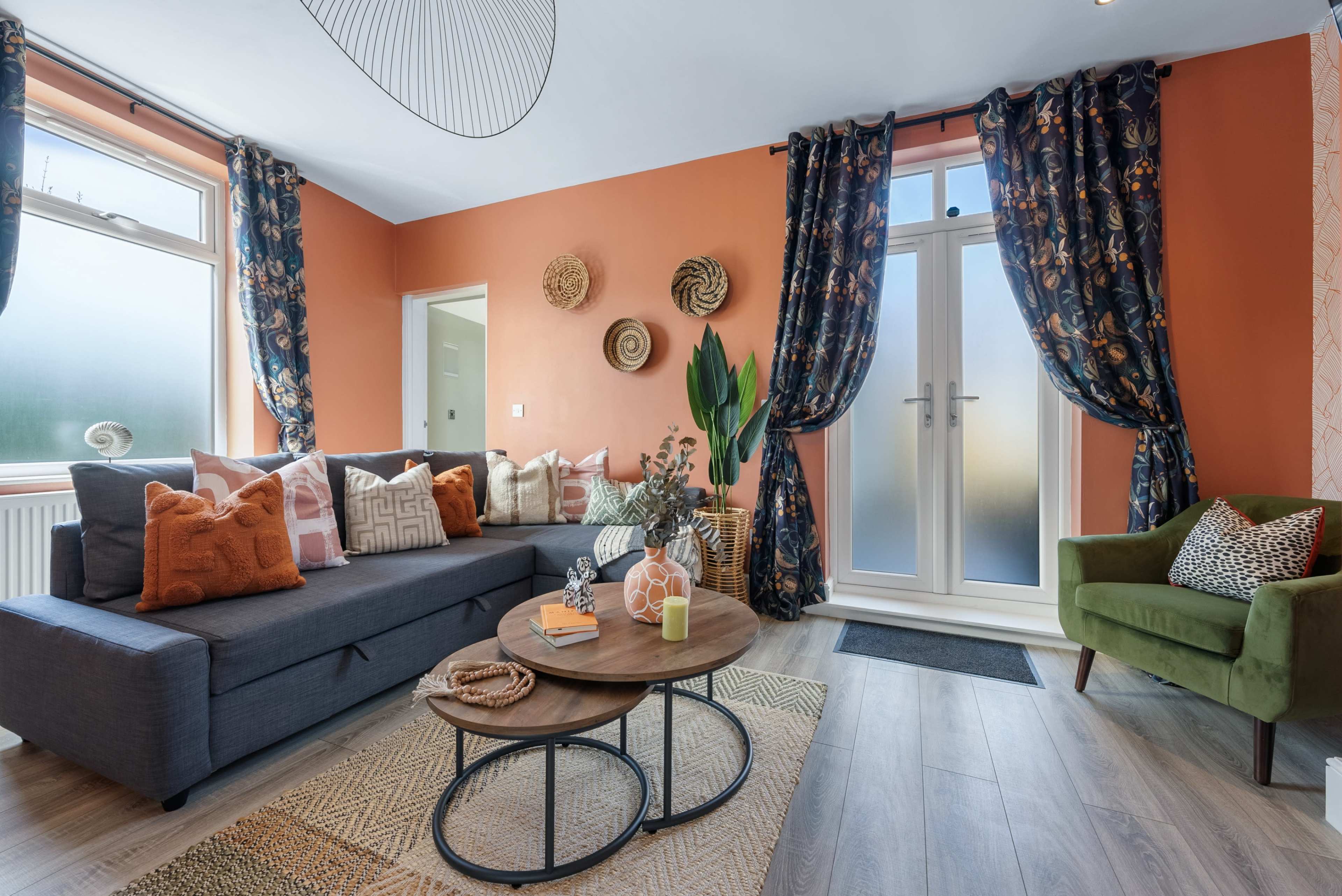 4-BR Stylish House & Central w/ Parking - Darley Grove Image in Farnworth, Bolton (Manchester), ENG