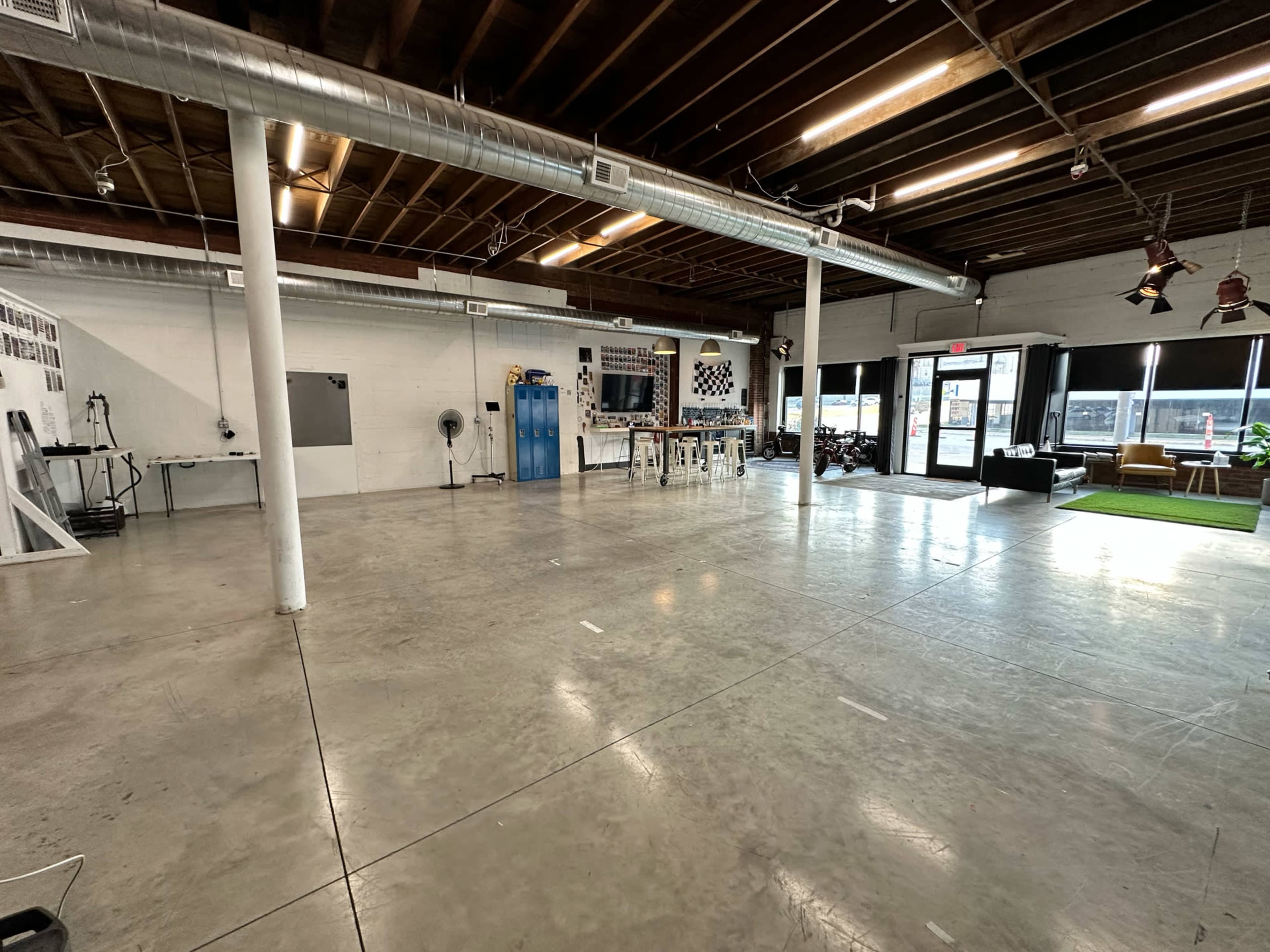 Ground level photo/video studio with garage door Image in Riverview, Kansas City, KS