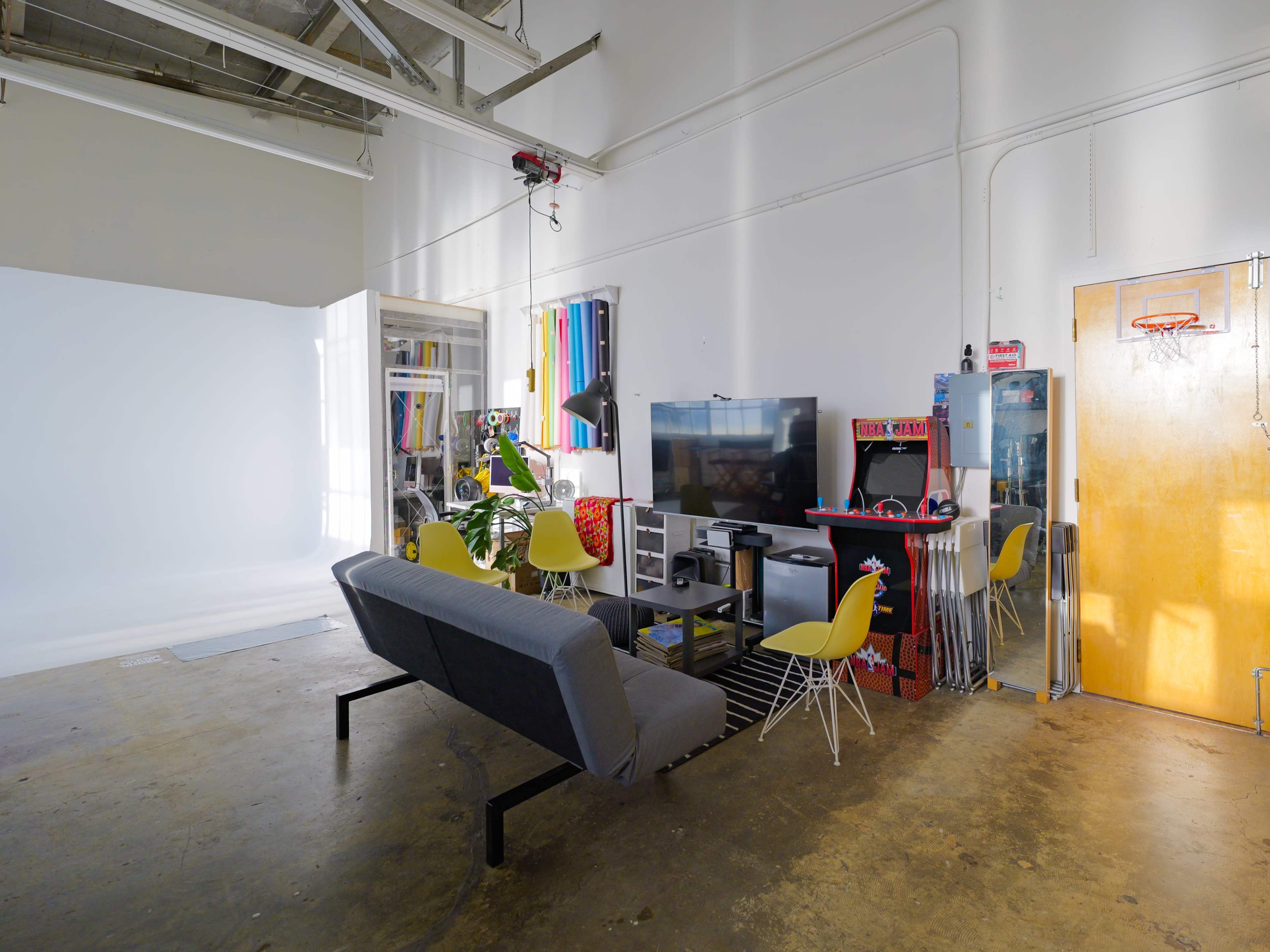 Perfect Studio with Cyc wall, Natural Light & Grip Equipment Image in Bayview, San Francisco, CA