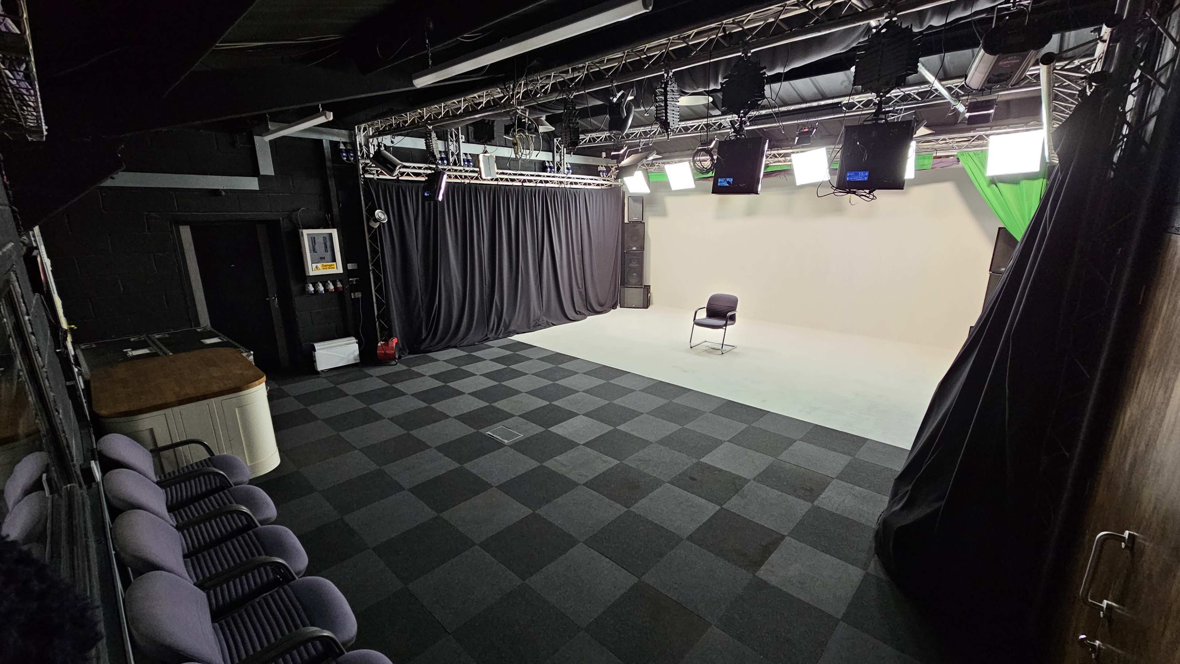 TV Studio / Photo Studio for hire.  1000 sq.ft studio space with  within 10 minutes of the train station and M1. Image in Leighton-Linslade, Leighton Bussard, ENG