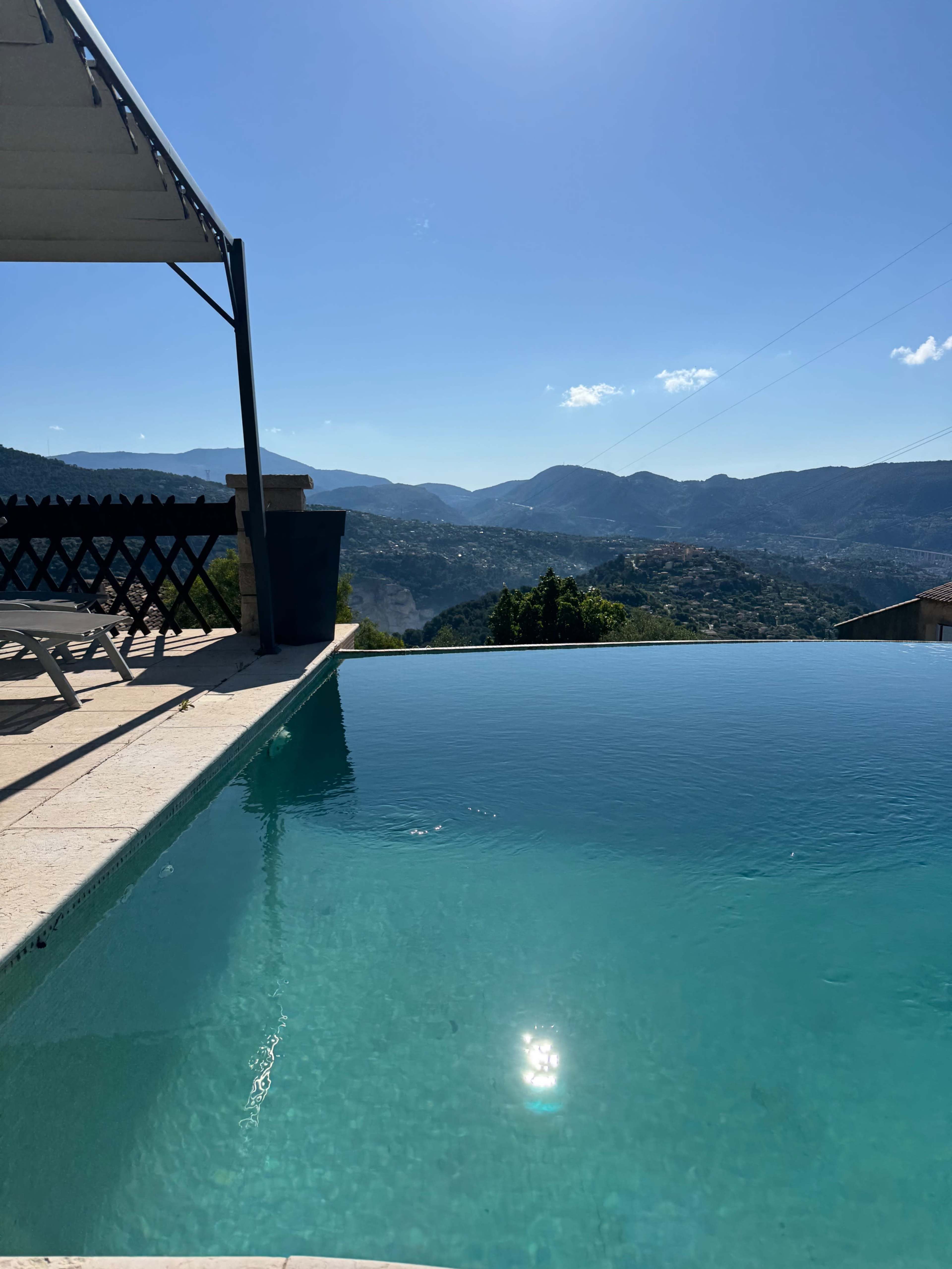 Maison en pierre avec piscine à débordement vue sur mer et entourée de la foret Image in , falicon