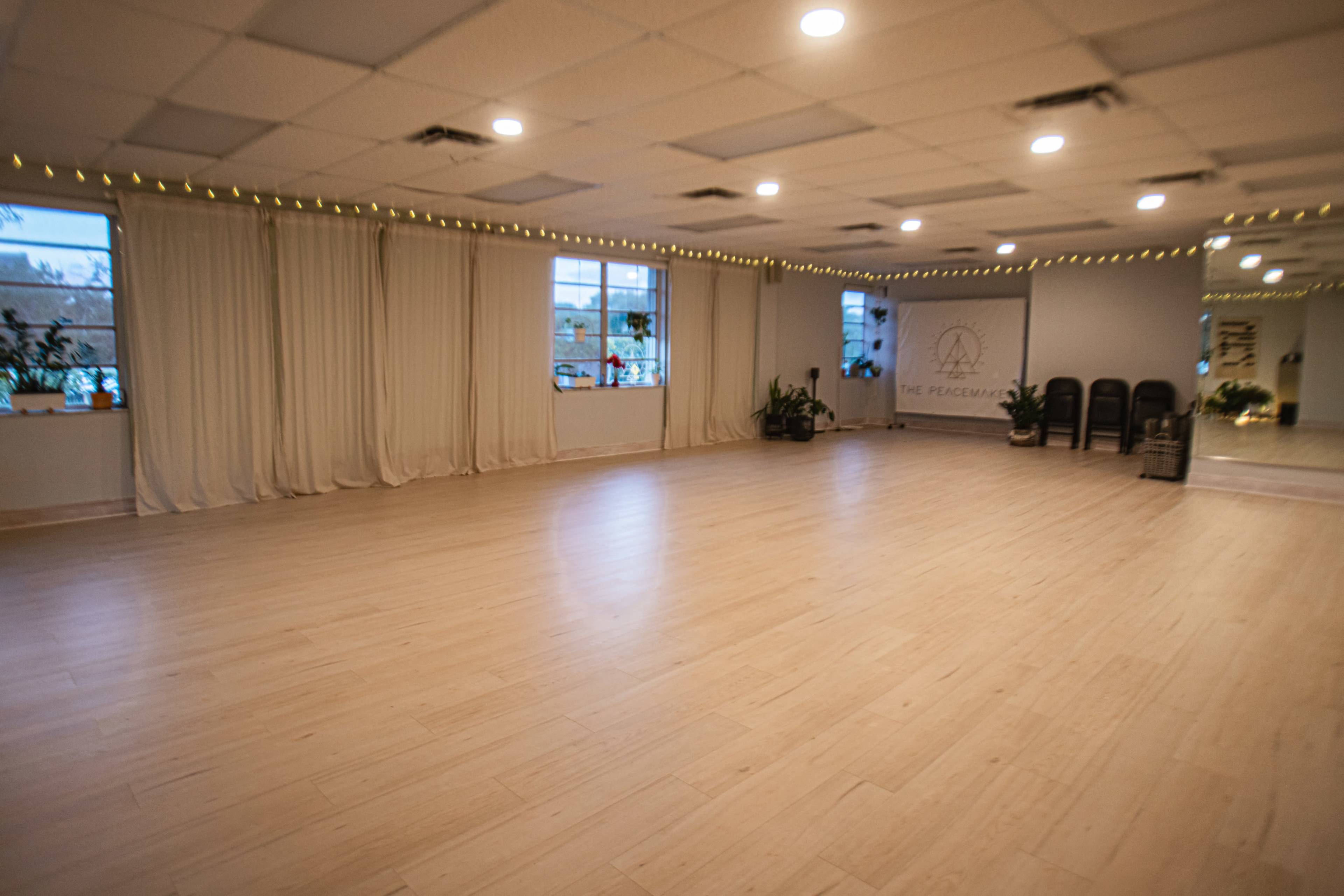 Beautiful, clean, well decorated, good energy space! Image in Glenvar Heights, Miami, FL