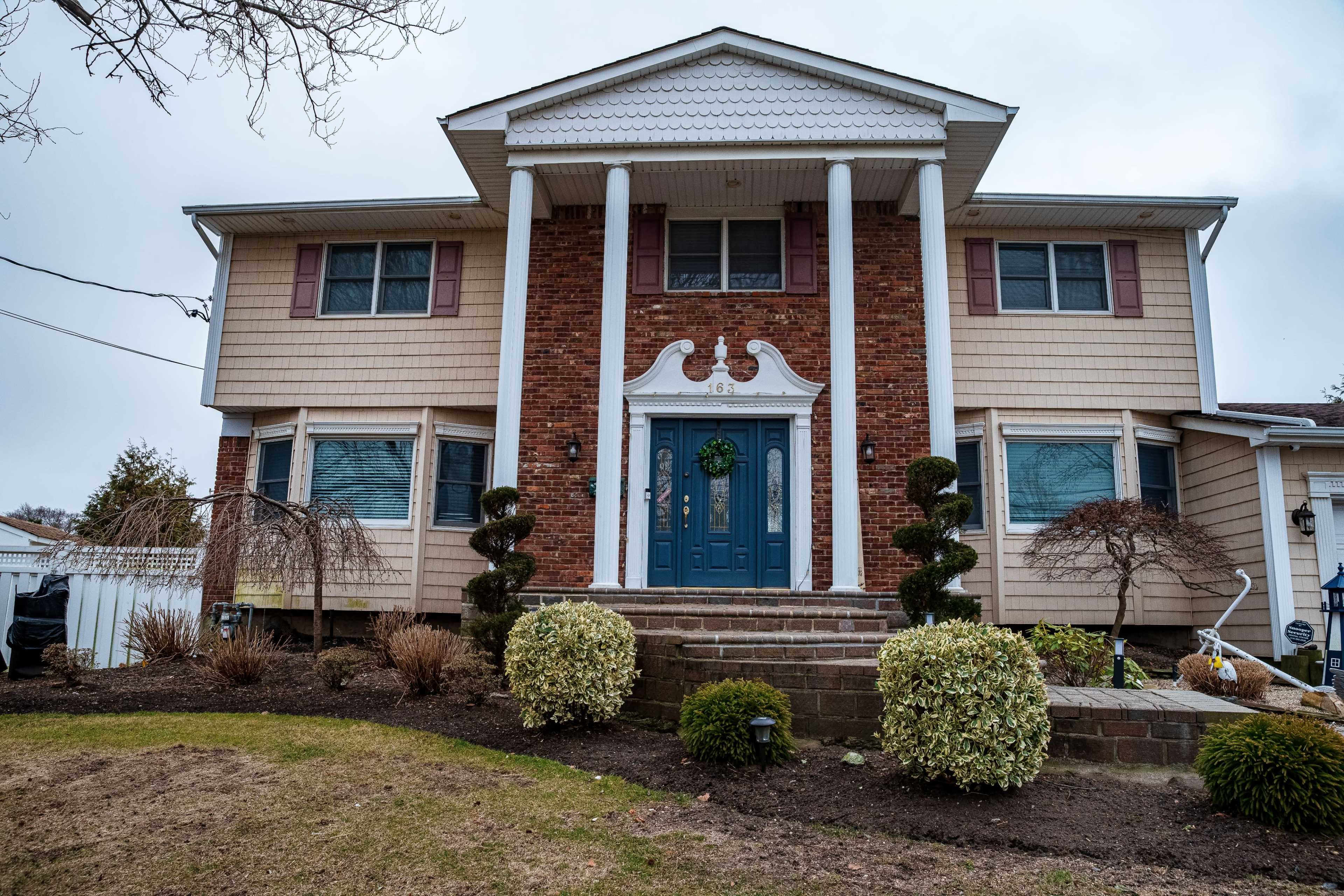Spacious Waterfront Colonial with Full Wet Bar and Dock Access Image in Bar Harbor, Massapequa Park, NY