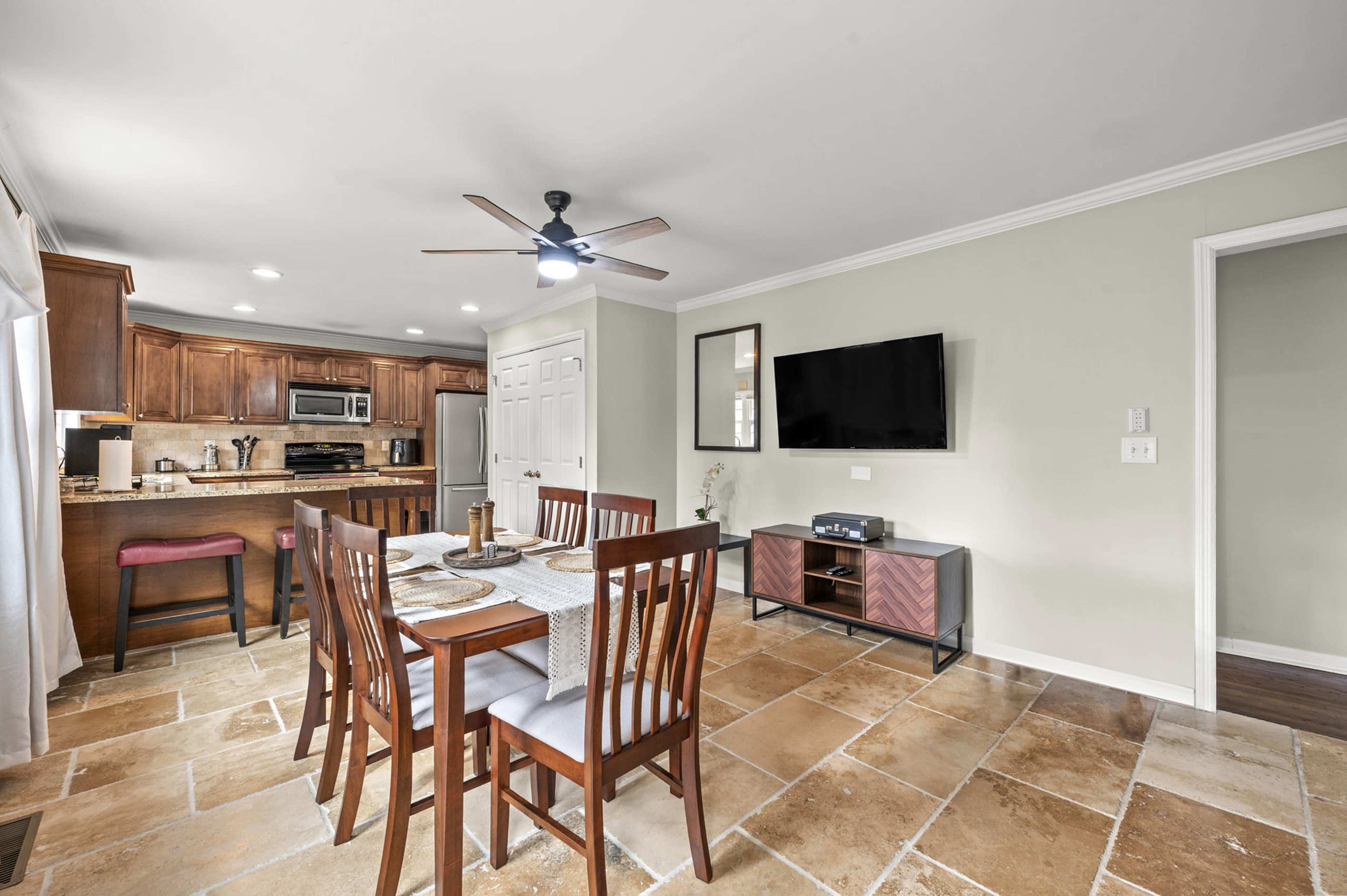 Cozy Home in Downtown ATL Image in Sylvan Hills, Atlanta, GA