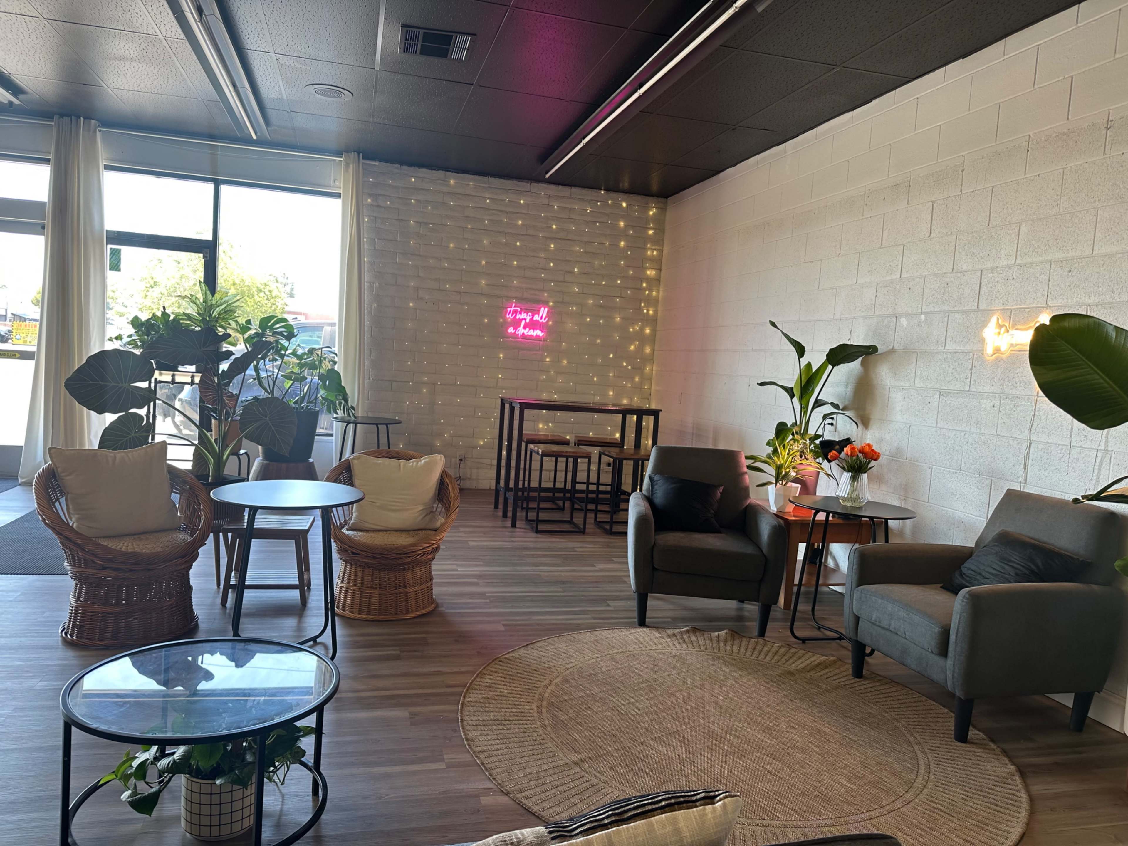 Modern Indoor-Outdoor Café Lounge in Sacramento – Perfect for Events & Pop-Ups Image in Woodbine, Sacramento, CA