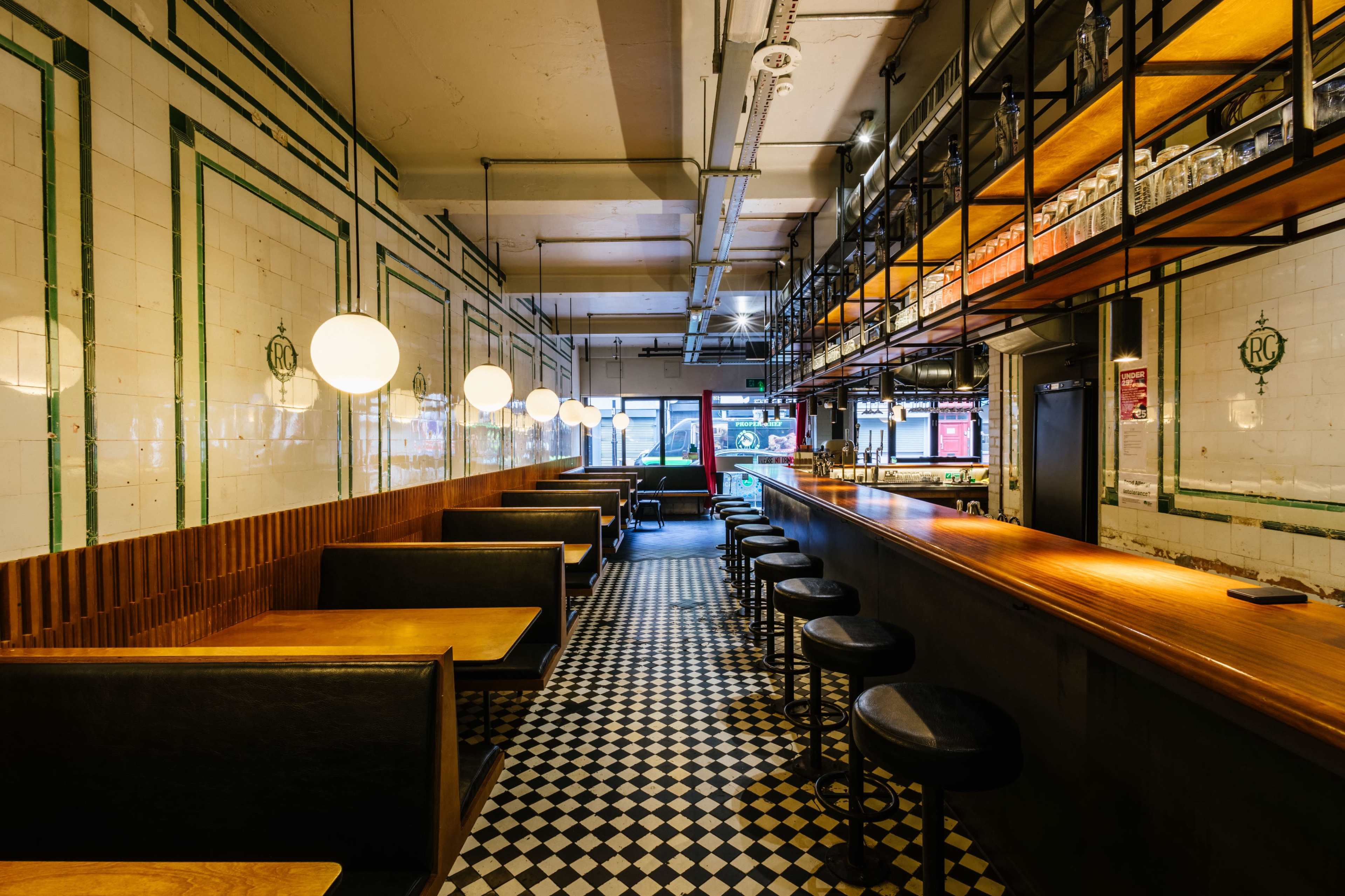 Restaurant/Bar with a Huge Kitchen Image in London, London, ENG