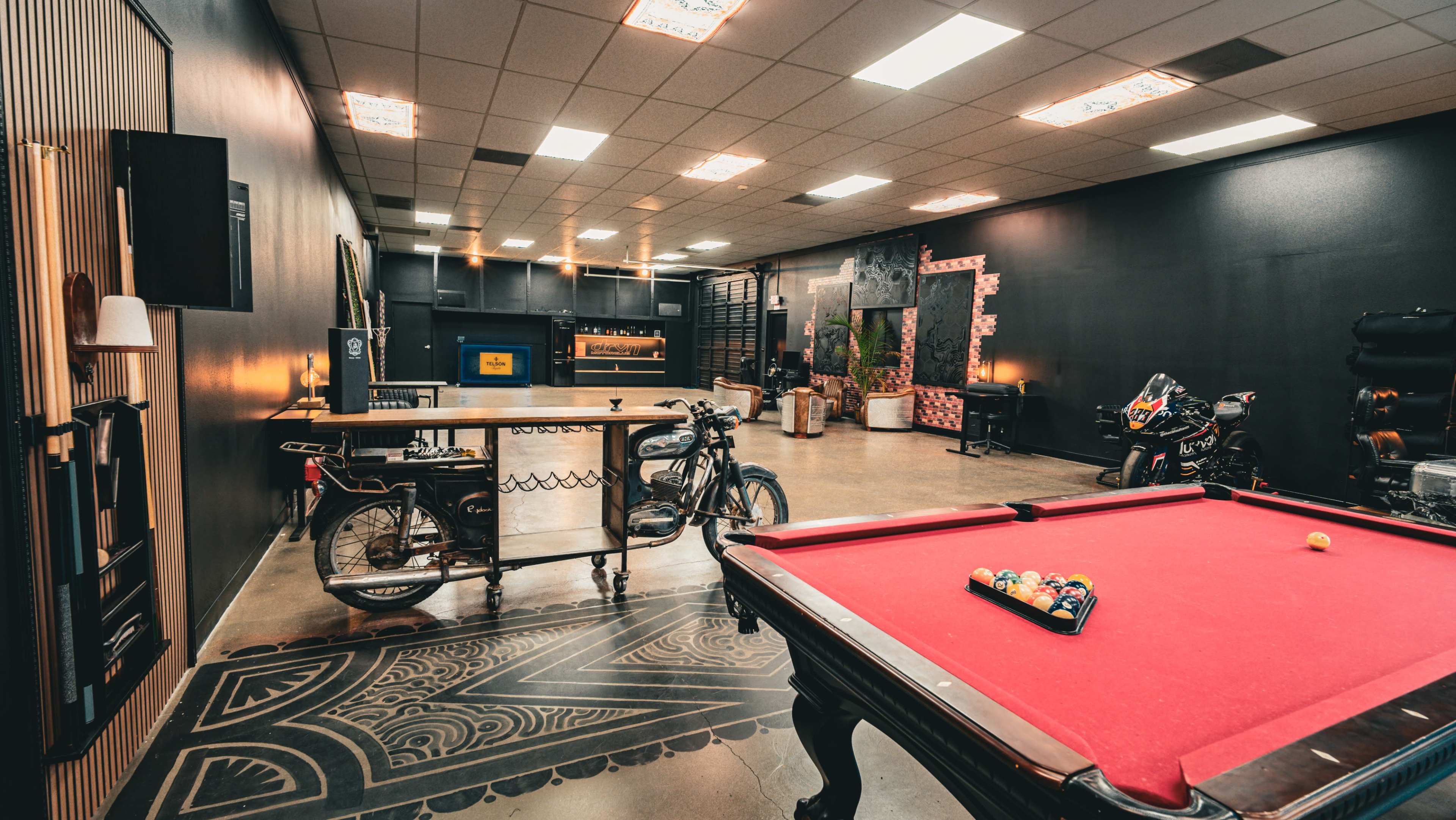 Expansive Urban Loft with Drive-In Access: Ideal for Car Shows, Fashion Events & Film Shoots Image in Winchester, las vegas, NV