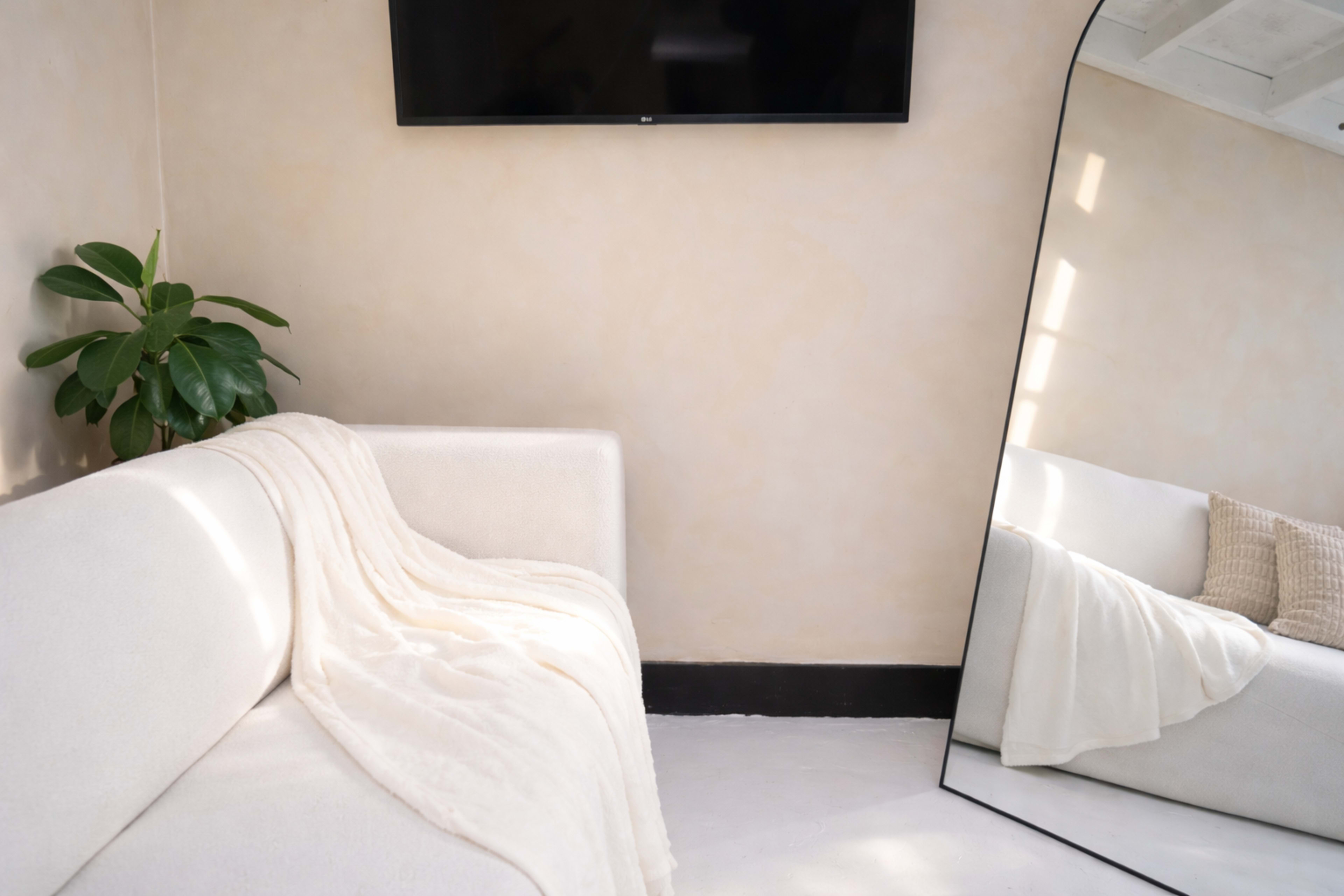 Modern Content Studio with Seamless Backdrops & On-Site Equipment Image in , London, ENG