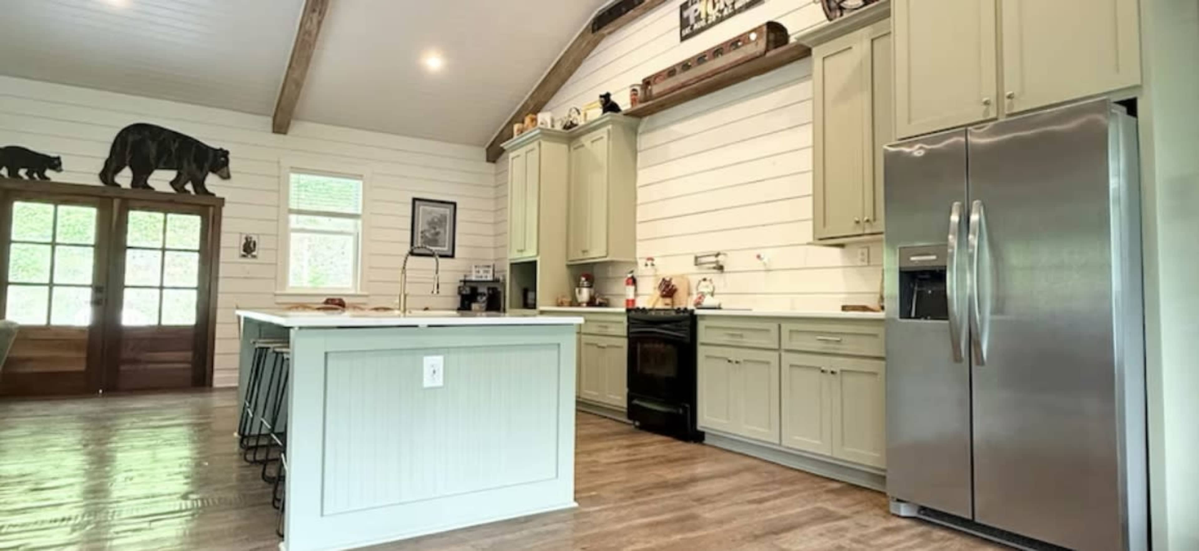 Countryside Waterfront Cabin 55 Acres Mountain View with 1 acre springwater swimming pond Image in , Columbia, TN