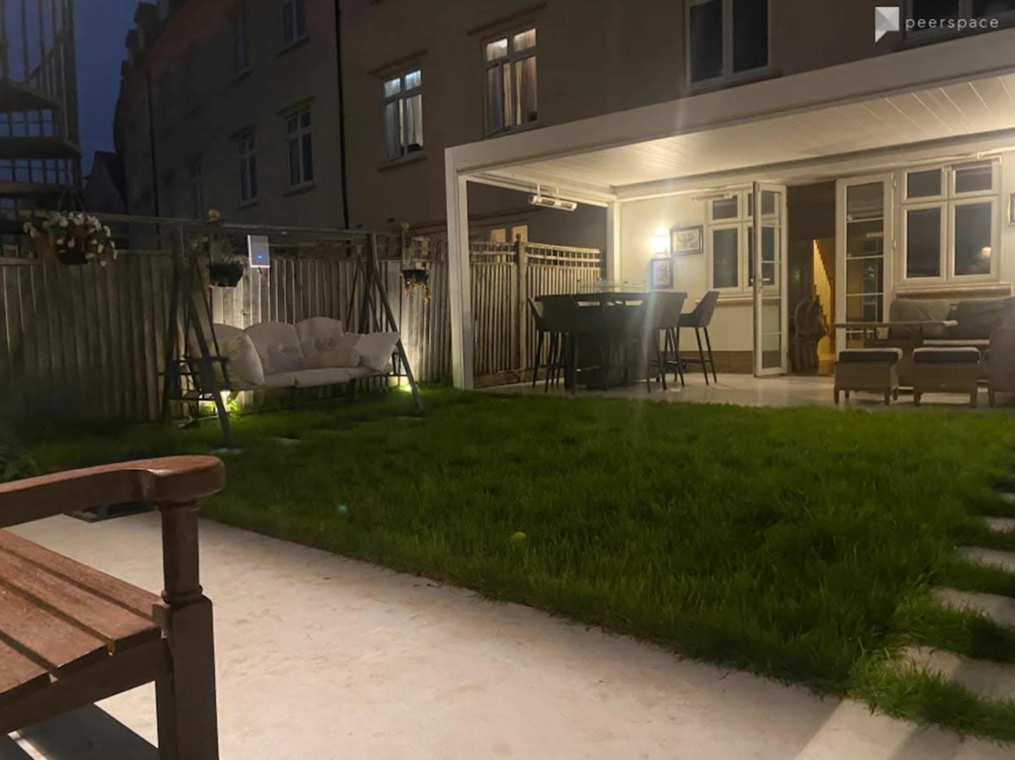 Beautiful townhouse-with fountains, bridges, ponds and green gardens outside Image in Kew, Richmond, 