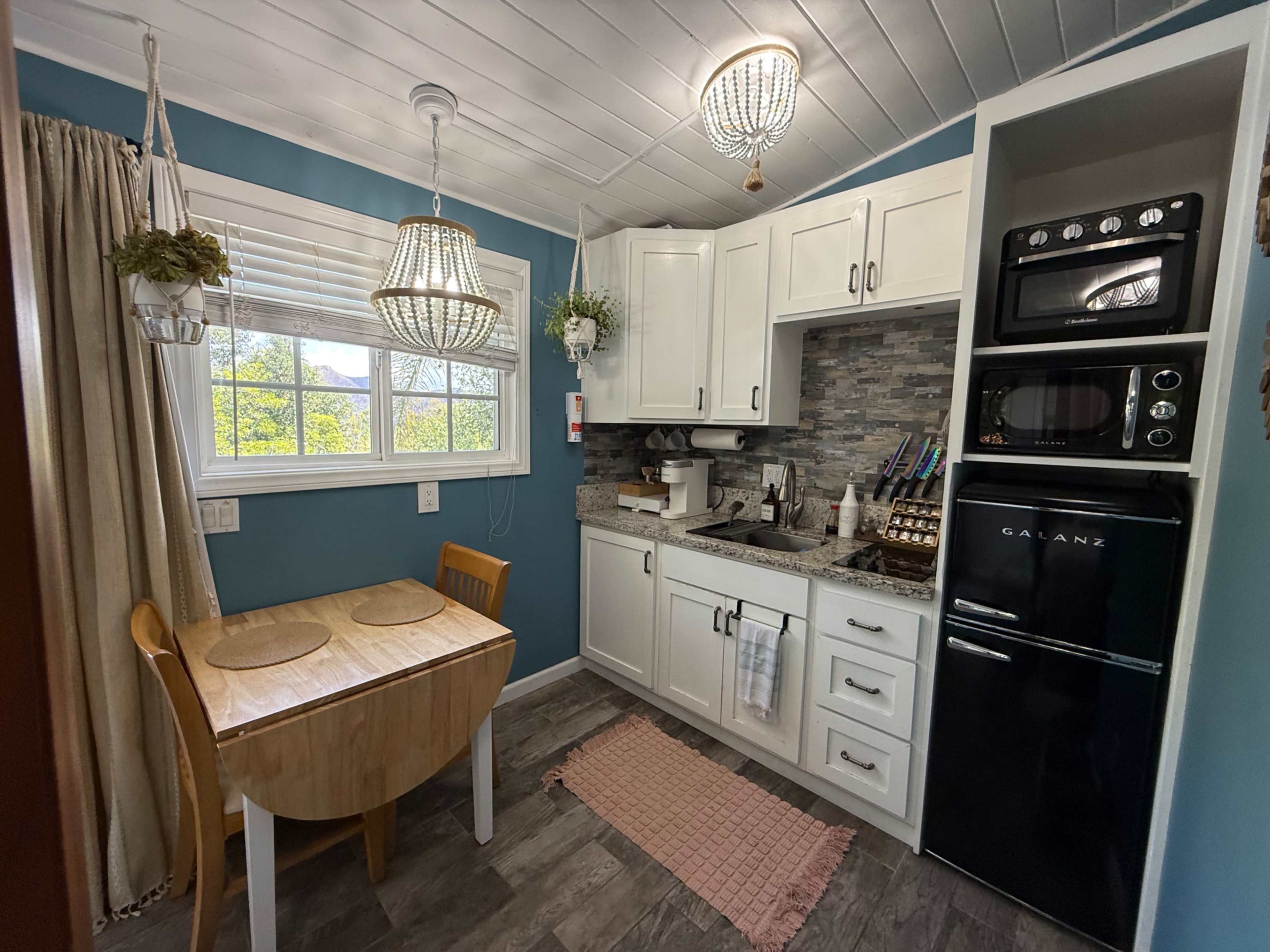 Farmhouse Themed Guesthouse w Outdoor Clawfoot Tub Image in Fernwood, Topanga, CA
