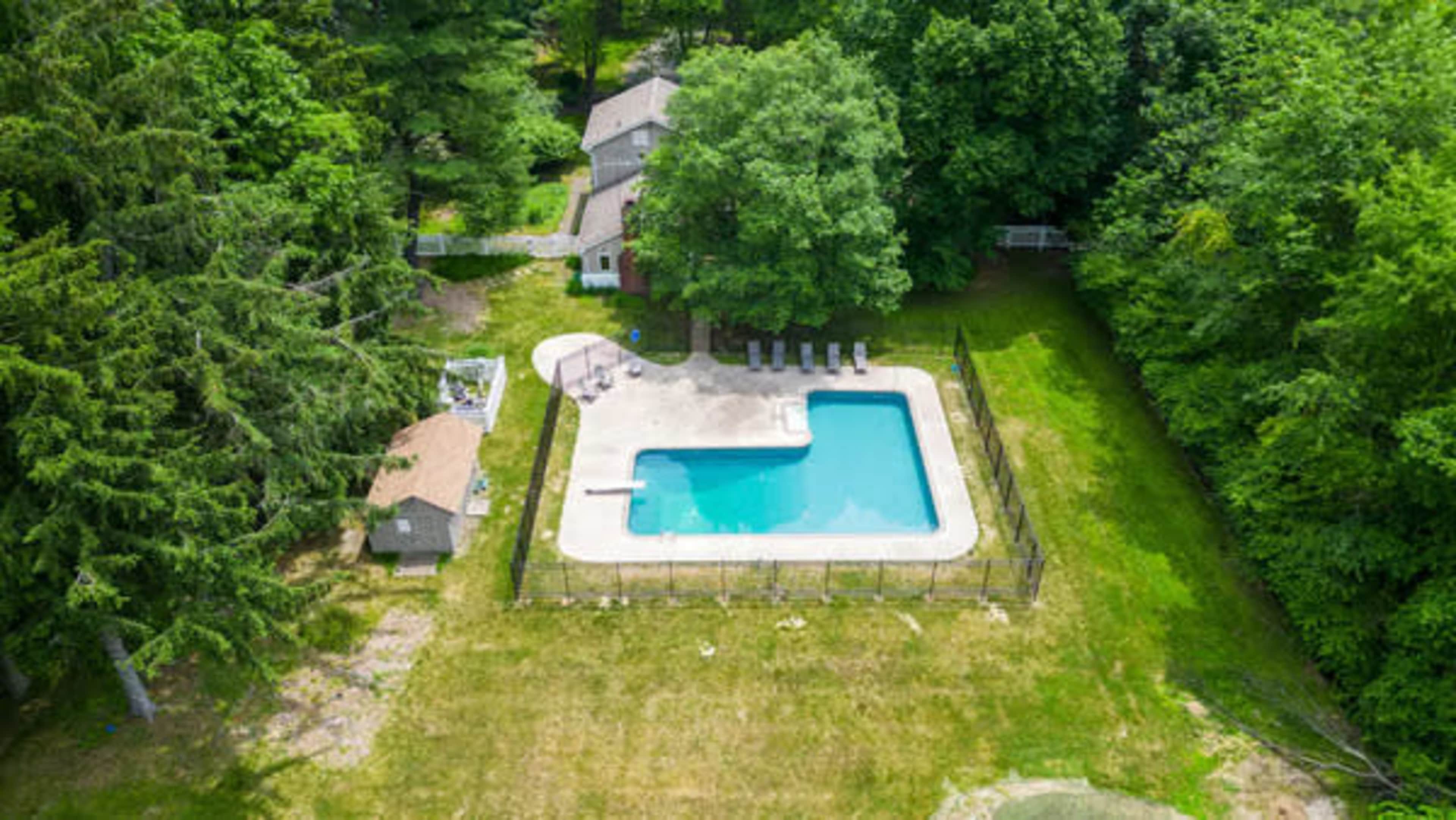 Big Yard, Pool, Fire Pit & Billiards! Image in Ramapo, Suffern, NY