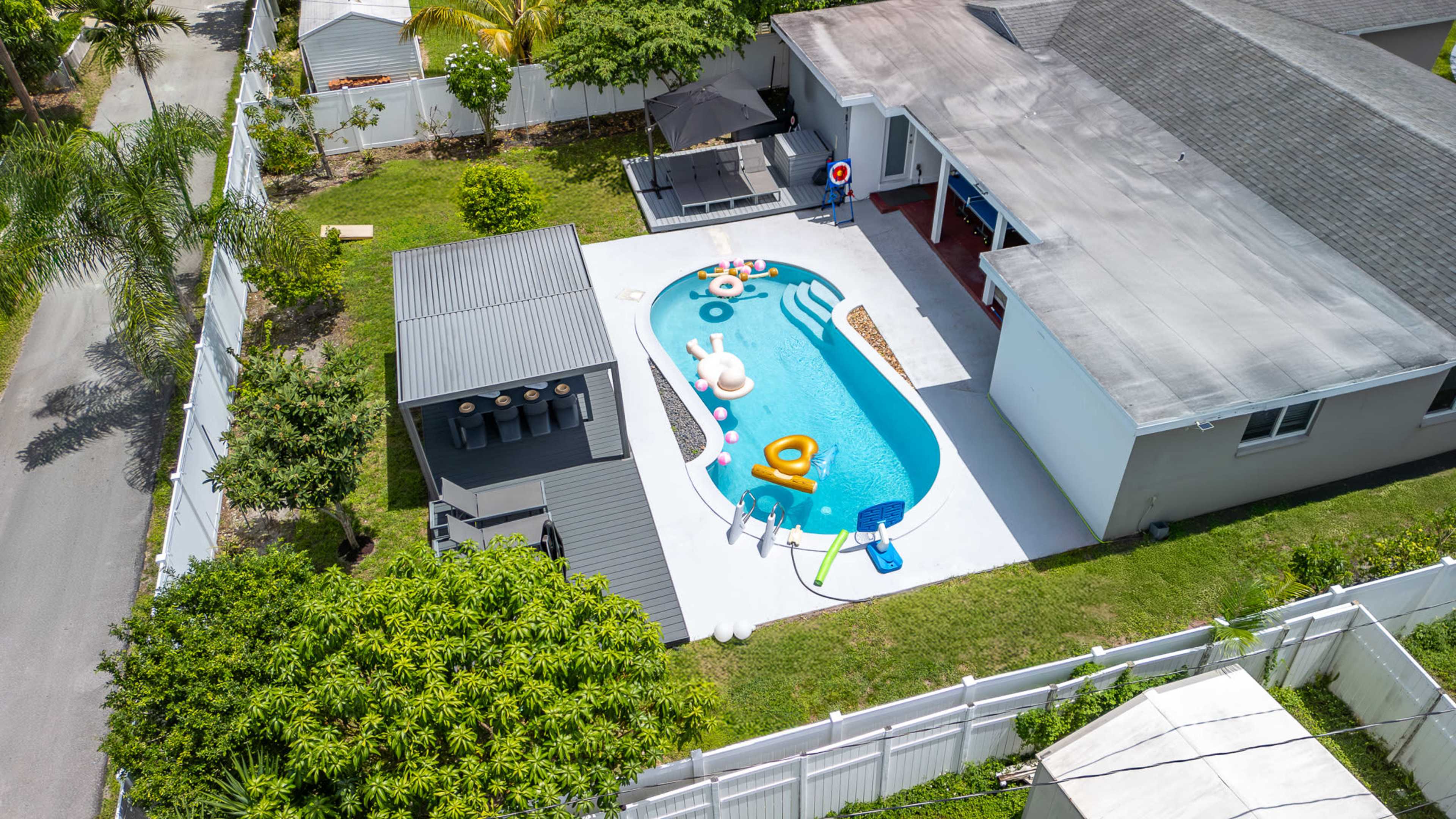 Open Floor Oasis / Huge Backyard - Different photo spaces Image in Hollywood Hills, Hollywood, FL