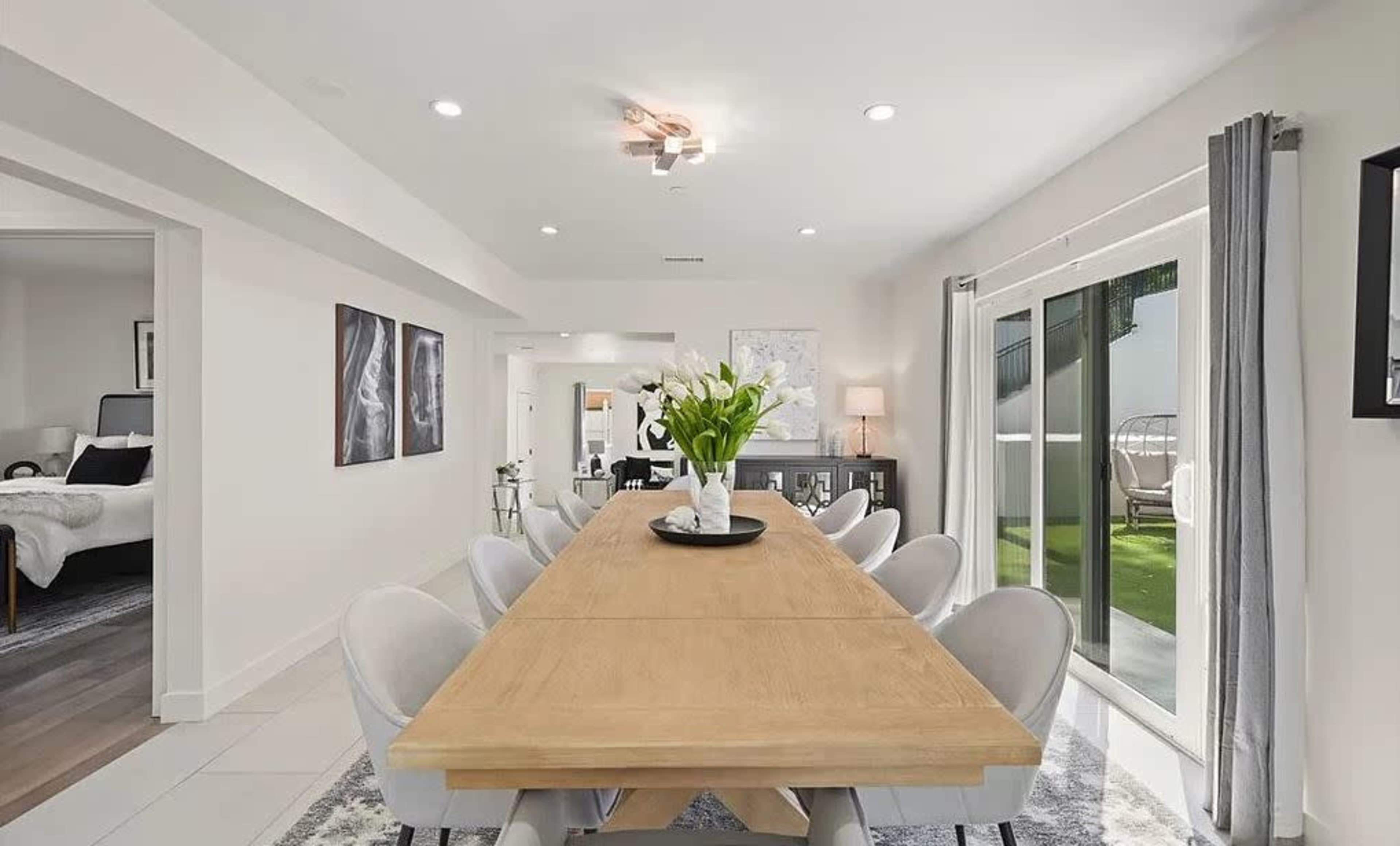 BRIGHT MINIMAL OASIS: WHITE WALLS, MODERN FLOW Image in Tarzana, Los Angeles, CA