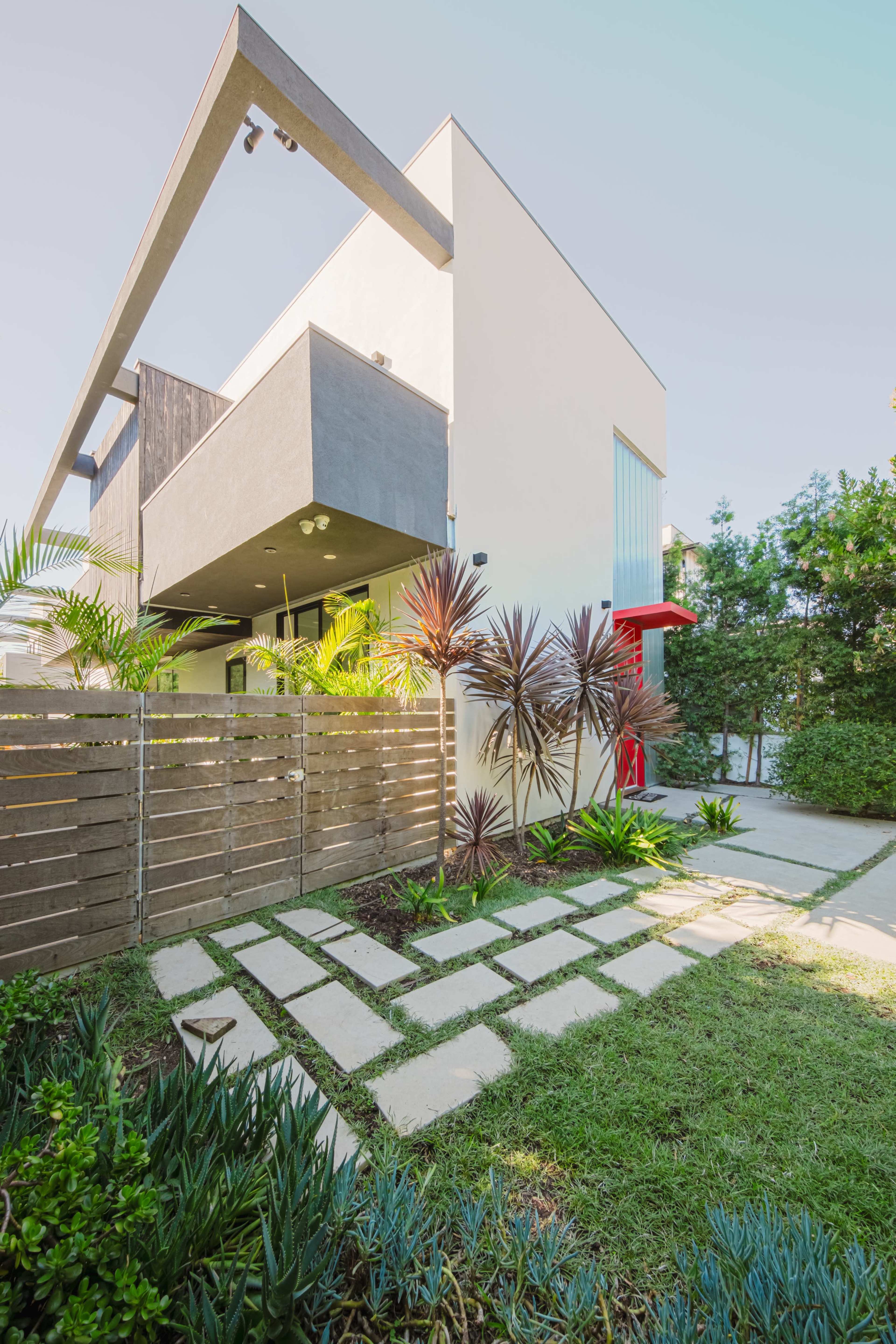 MODERN MINIMALIST ROOFTOP RETREAT Image in Venice, Los Angeles, CA