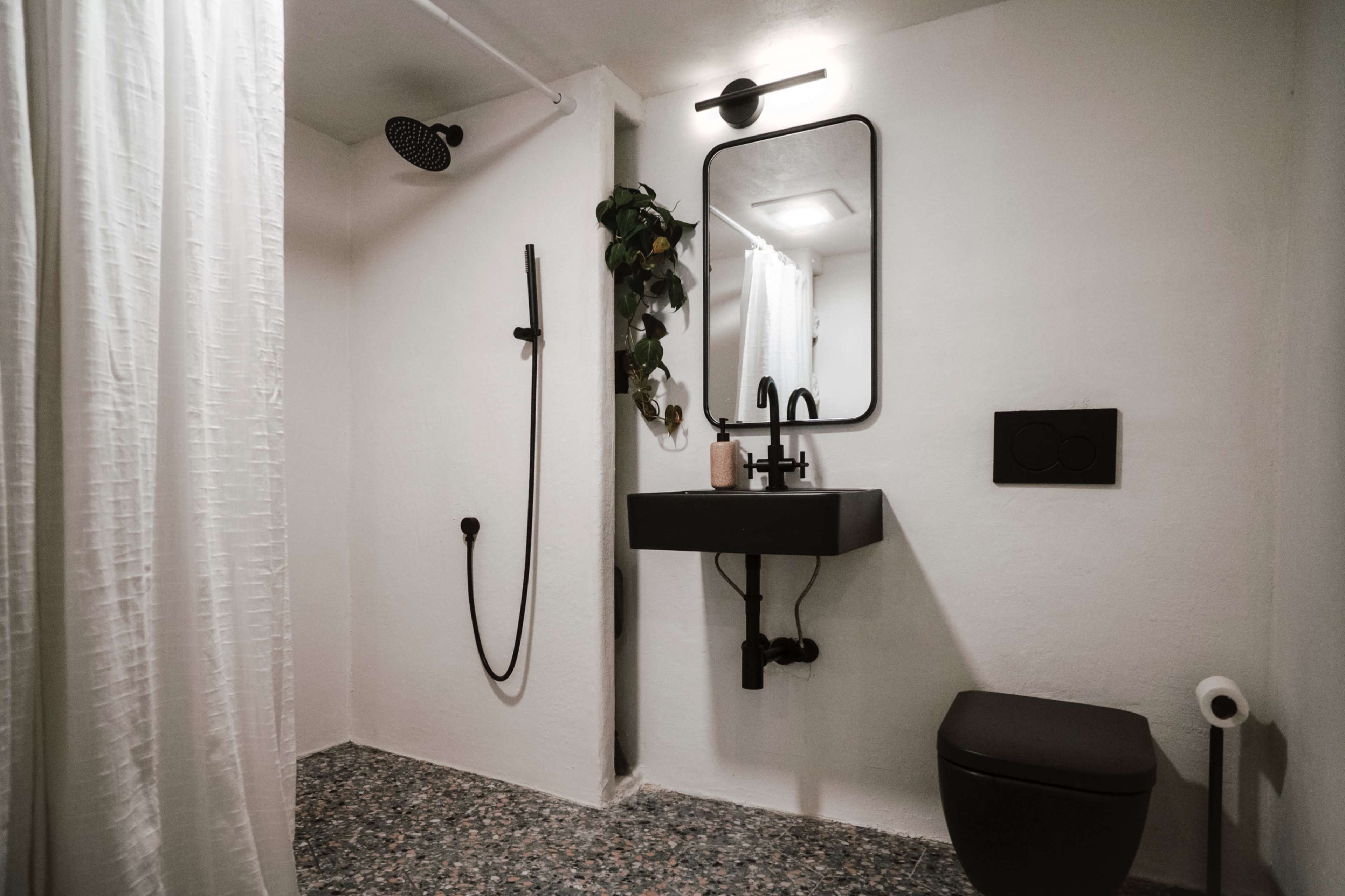 Santorini style studio in Museum District Image in MacGregor, Houston, TX