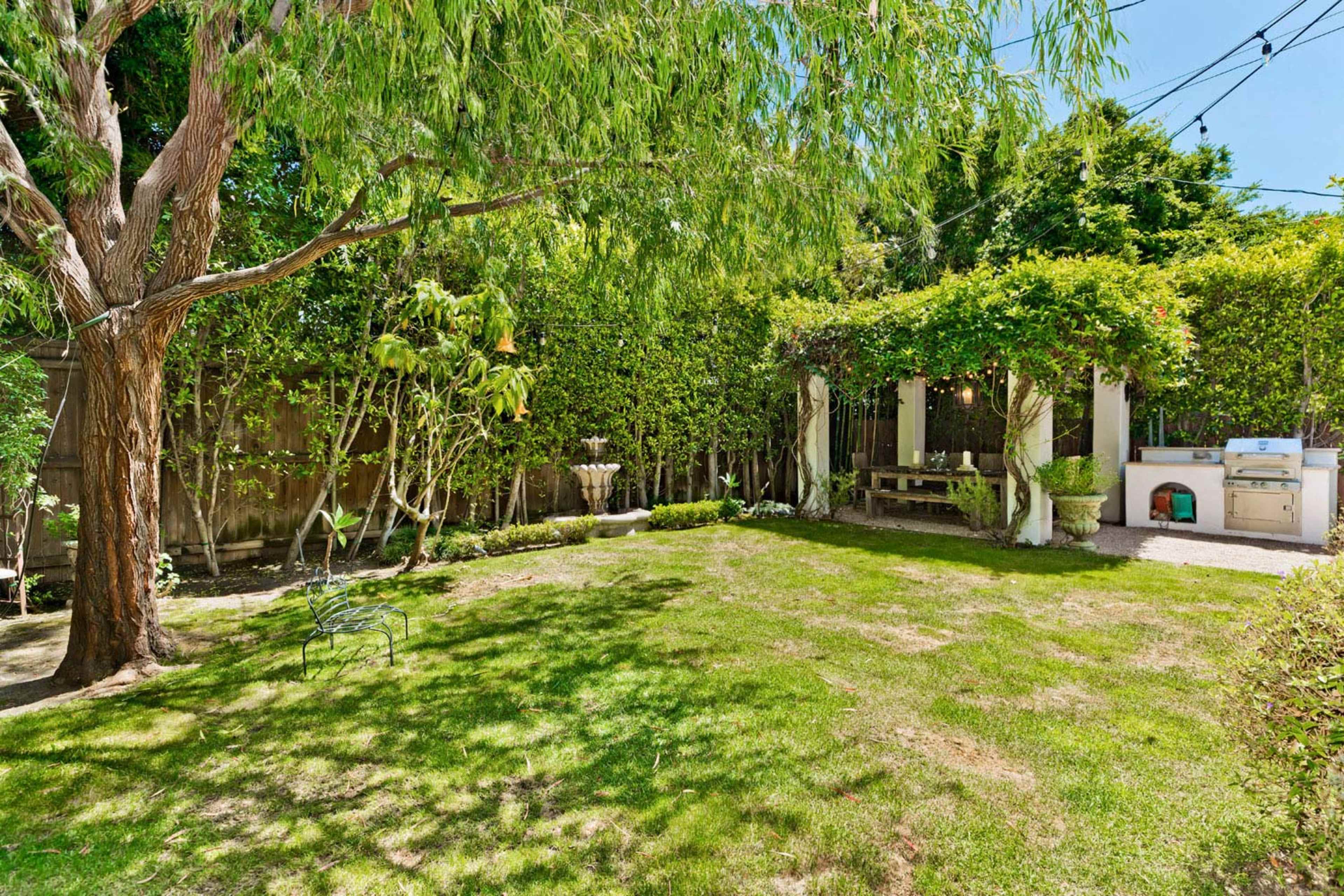 Gorgeous Outdoor Space in the Heart of it All Image in Beverly Grove, Los ANgeles, CA