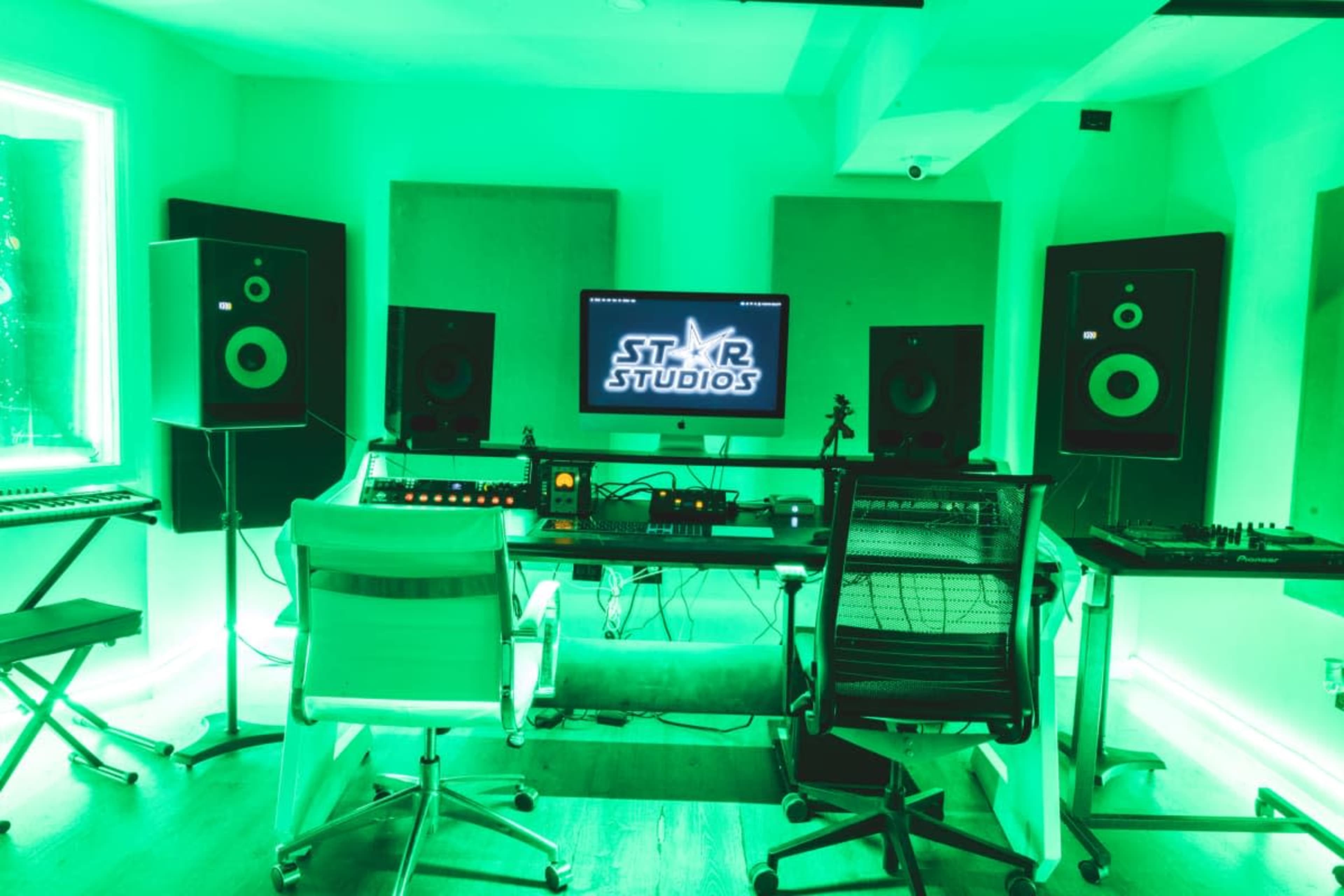 BROOKLYN - VIDEO AND PHOTO STUDIO / RECORDING STUDIO , ABSTRACT ROOMY Image in Cypress Hills, Brooklyn, NY