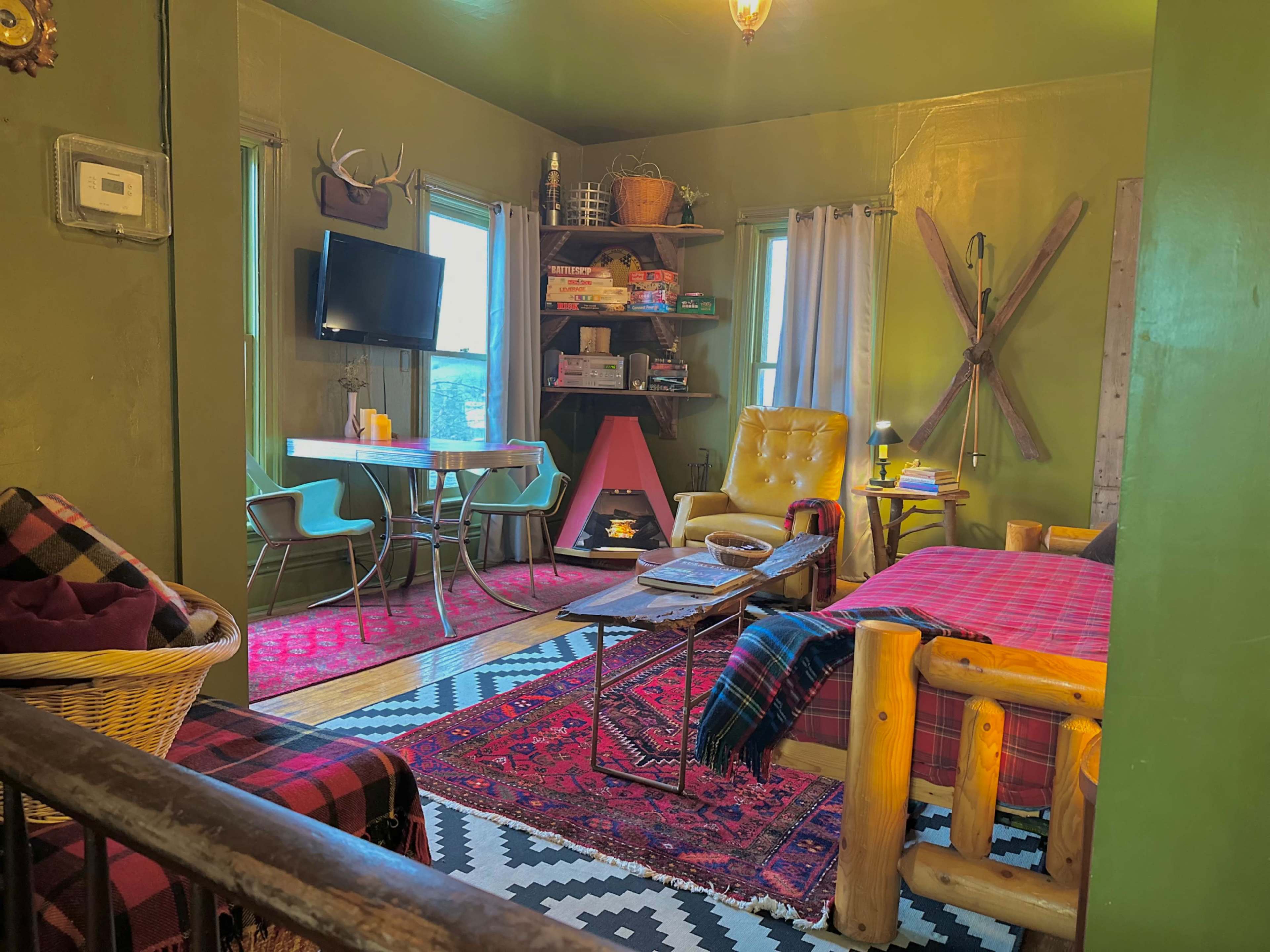 Rustic Cabin Apartment Image in Niagara Falls, Niagara Falls, ON