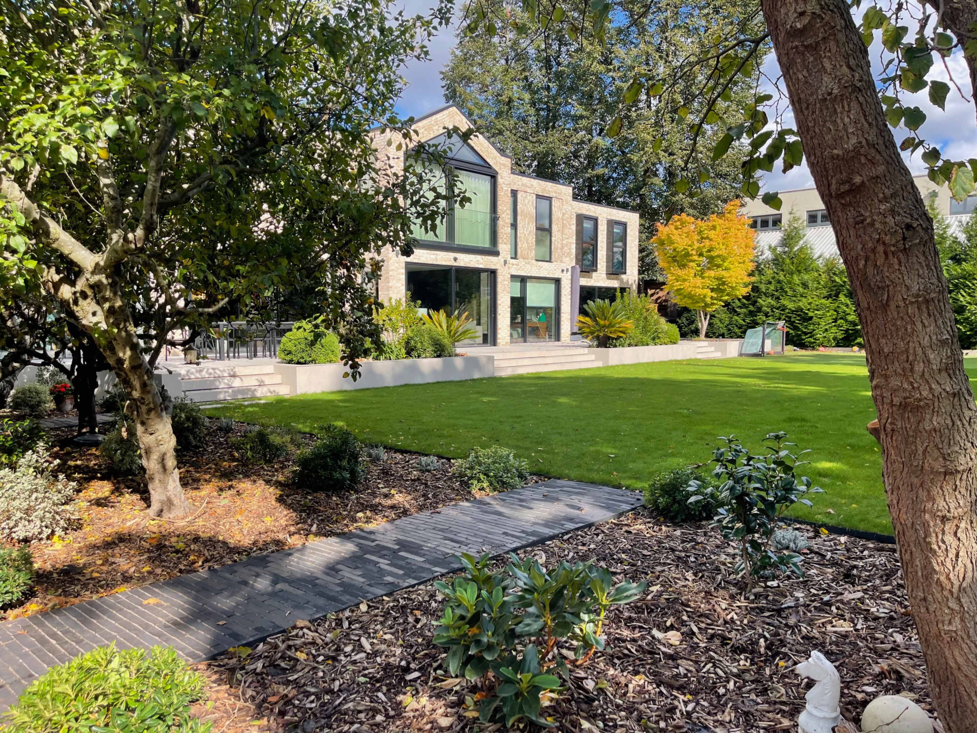 Open-plan modern house on 5 an acre with Shooting Studio and private parking Image in Kew, Richmond, ENG