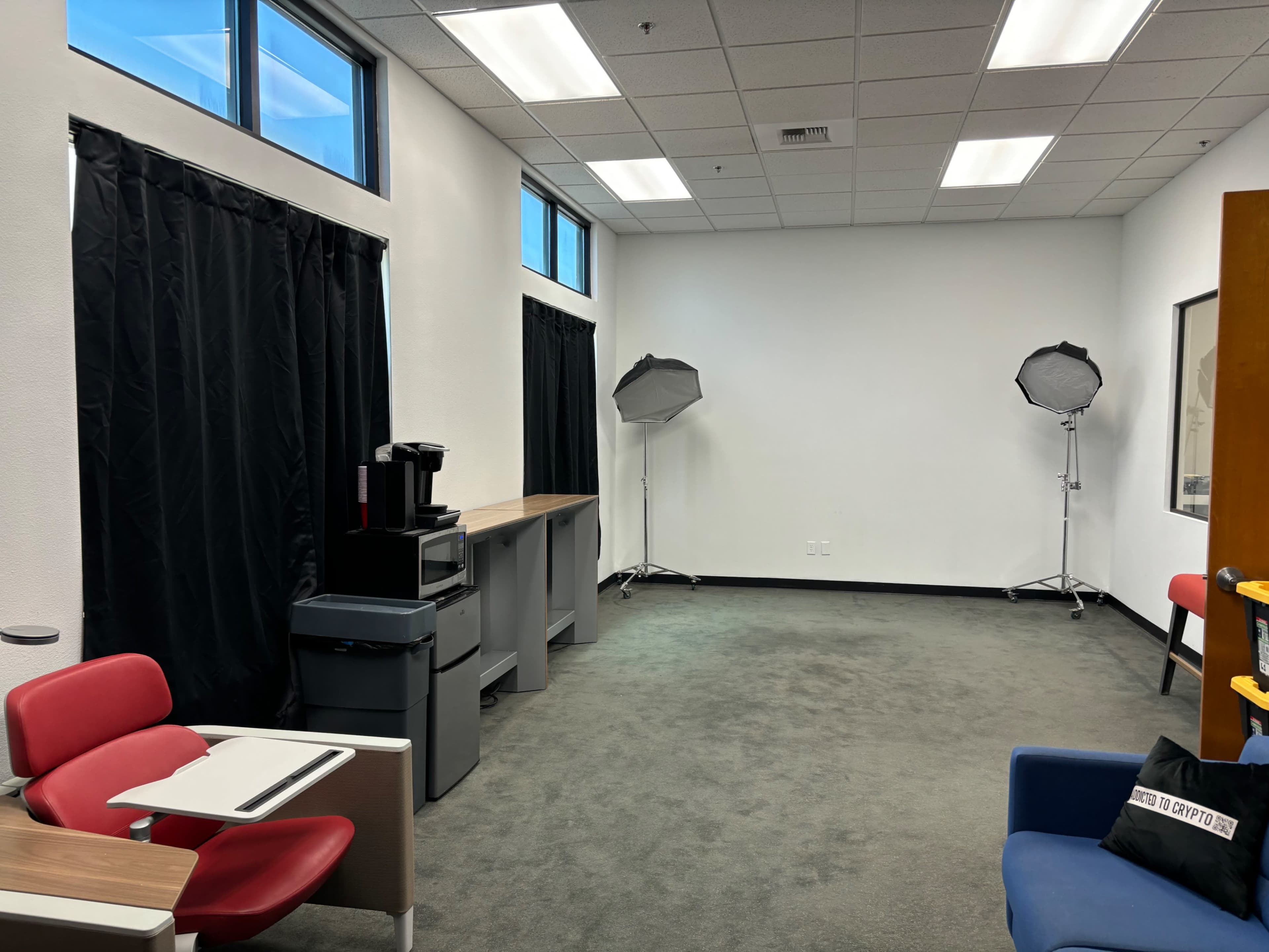 Versatile Studio Space for Photography, Videography, Podcasts, Meetings, and Movie Nights Image in Downtown Lincoln, Lincoln, CA