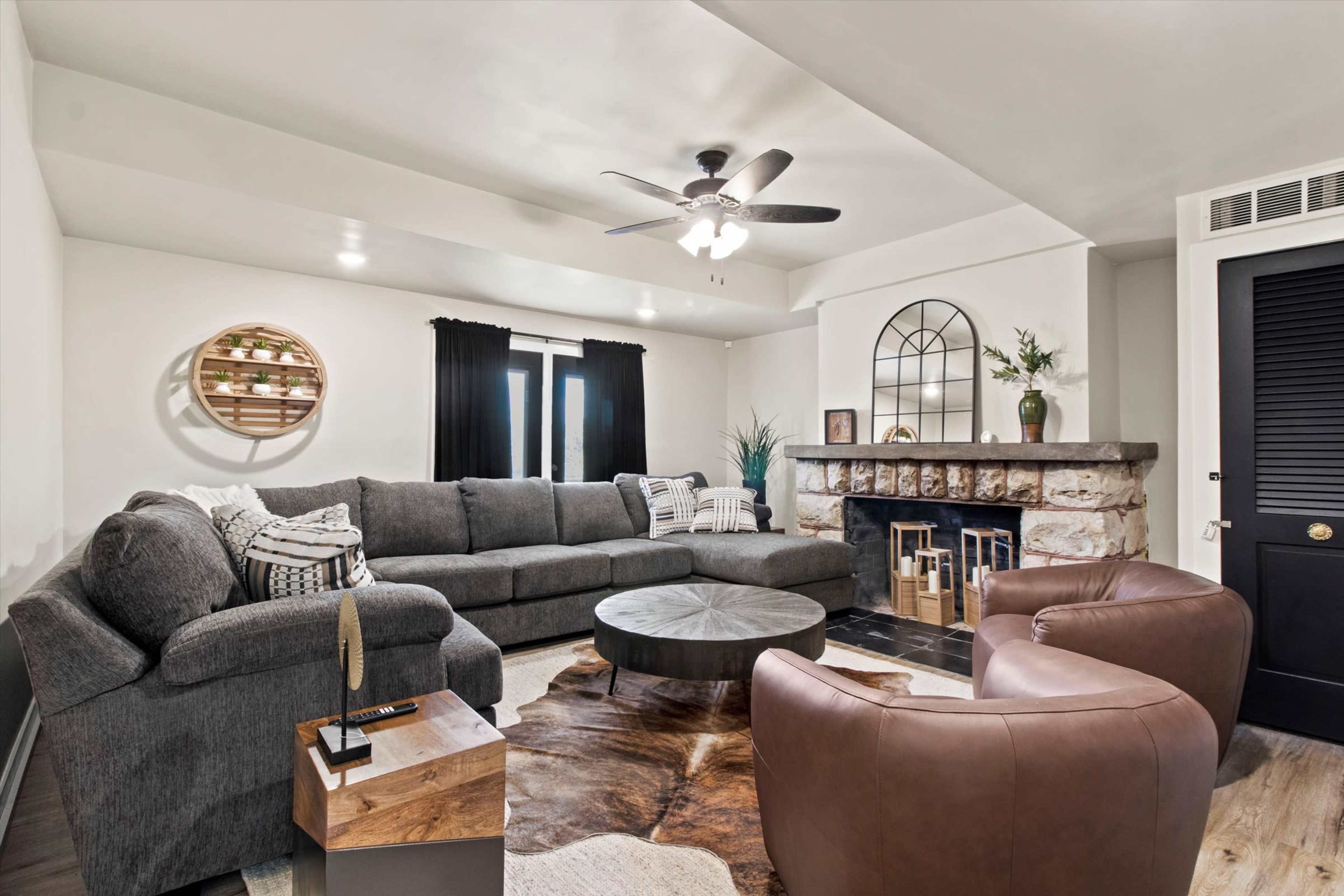 Versatile Home & Event Space Minutes to Legends Image in Edwardsville, Edwardsville, KS