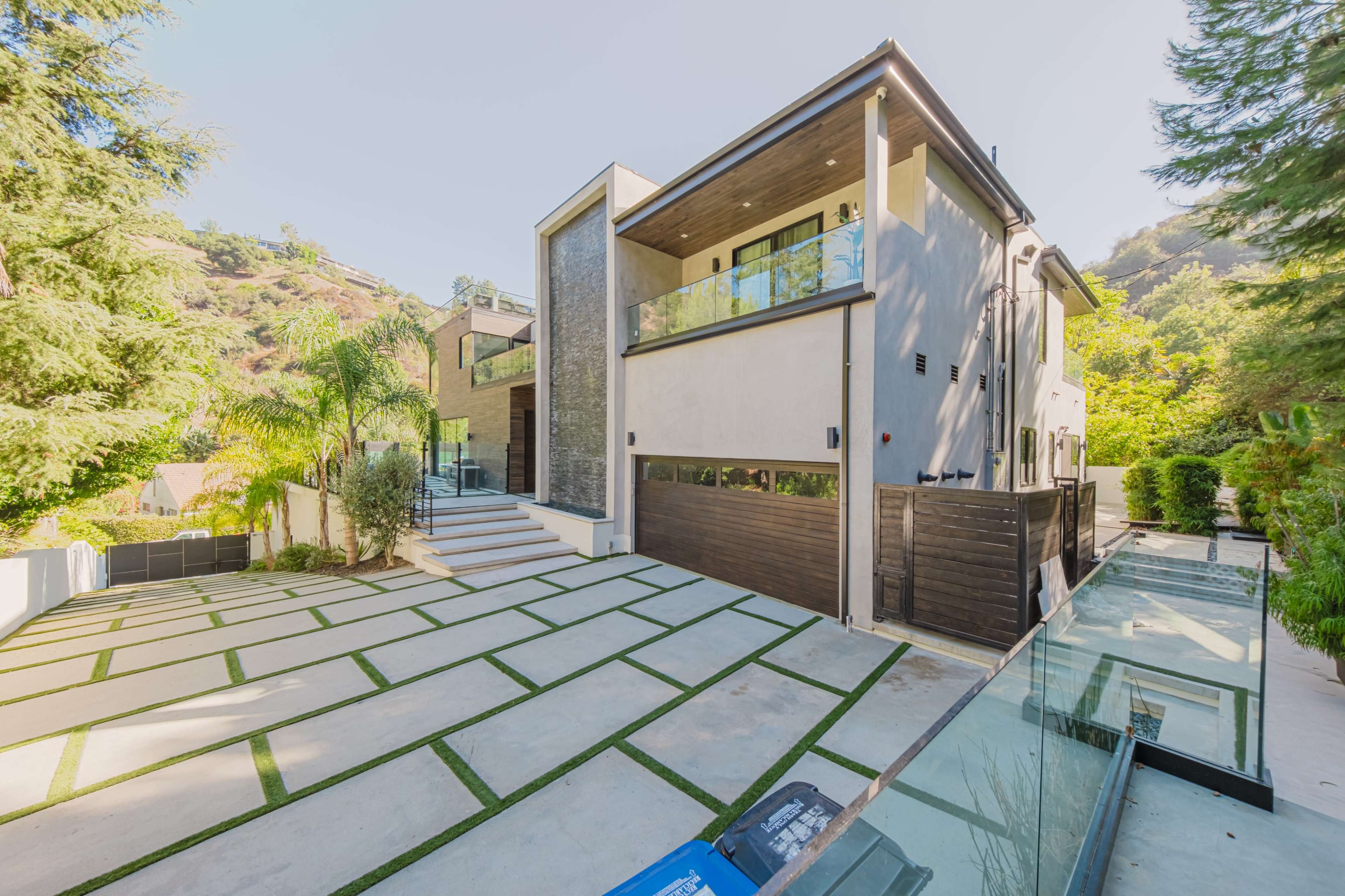 MODERN LUXE ARCHITECTURAL GEM IN THE HILLS Image in Bel Air, Los Angeles, CA