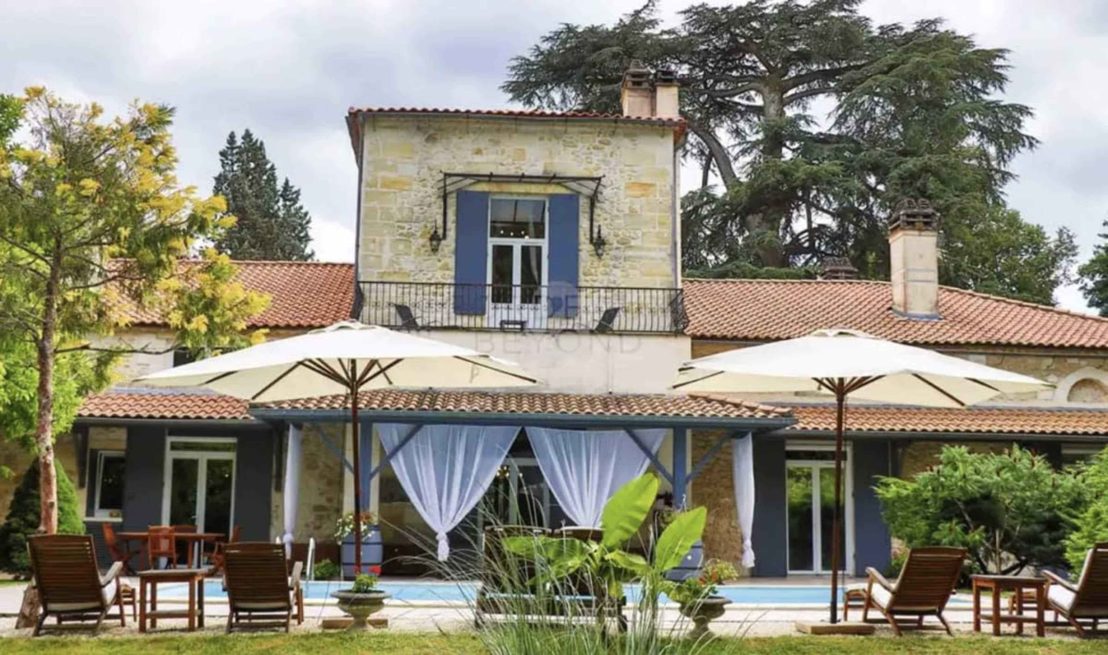 Château en pleine nature avec vu sur le parc Image in , Montussan