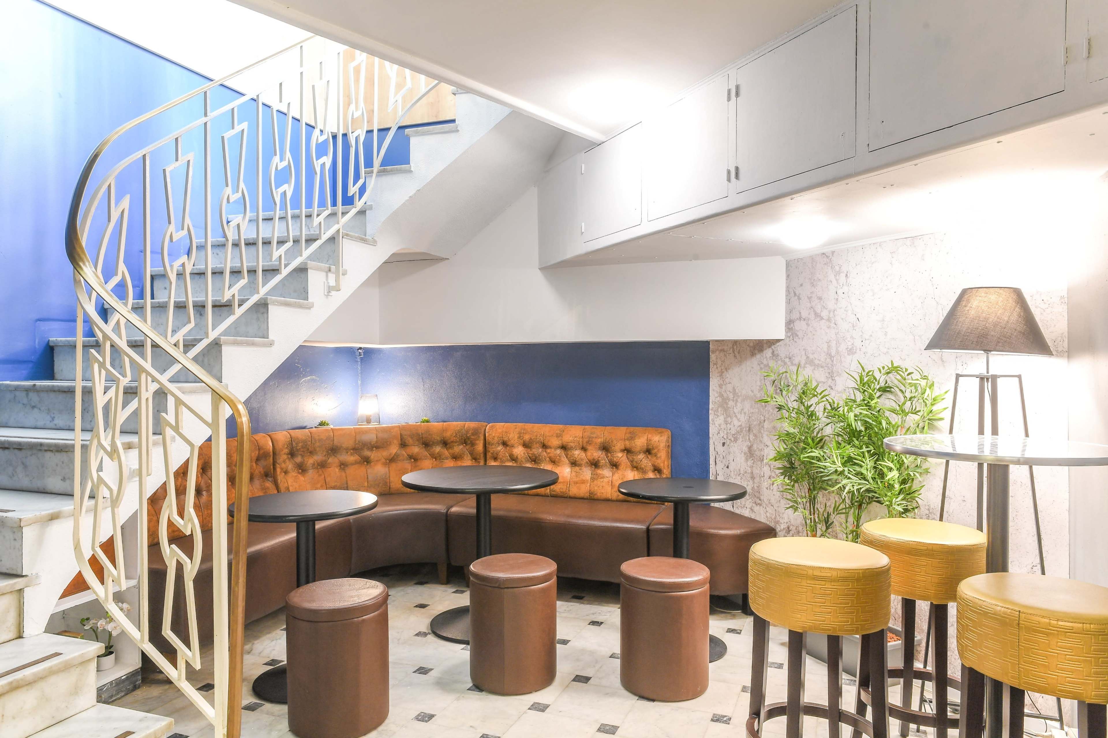 Lieu "comme à la maison" ultra modulable avec une salle principale et 3 petits salons, et une office traiteur . Au total plus de 130m² au RDC Image in Saint-Lambert, PARIS, 