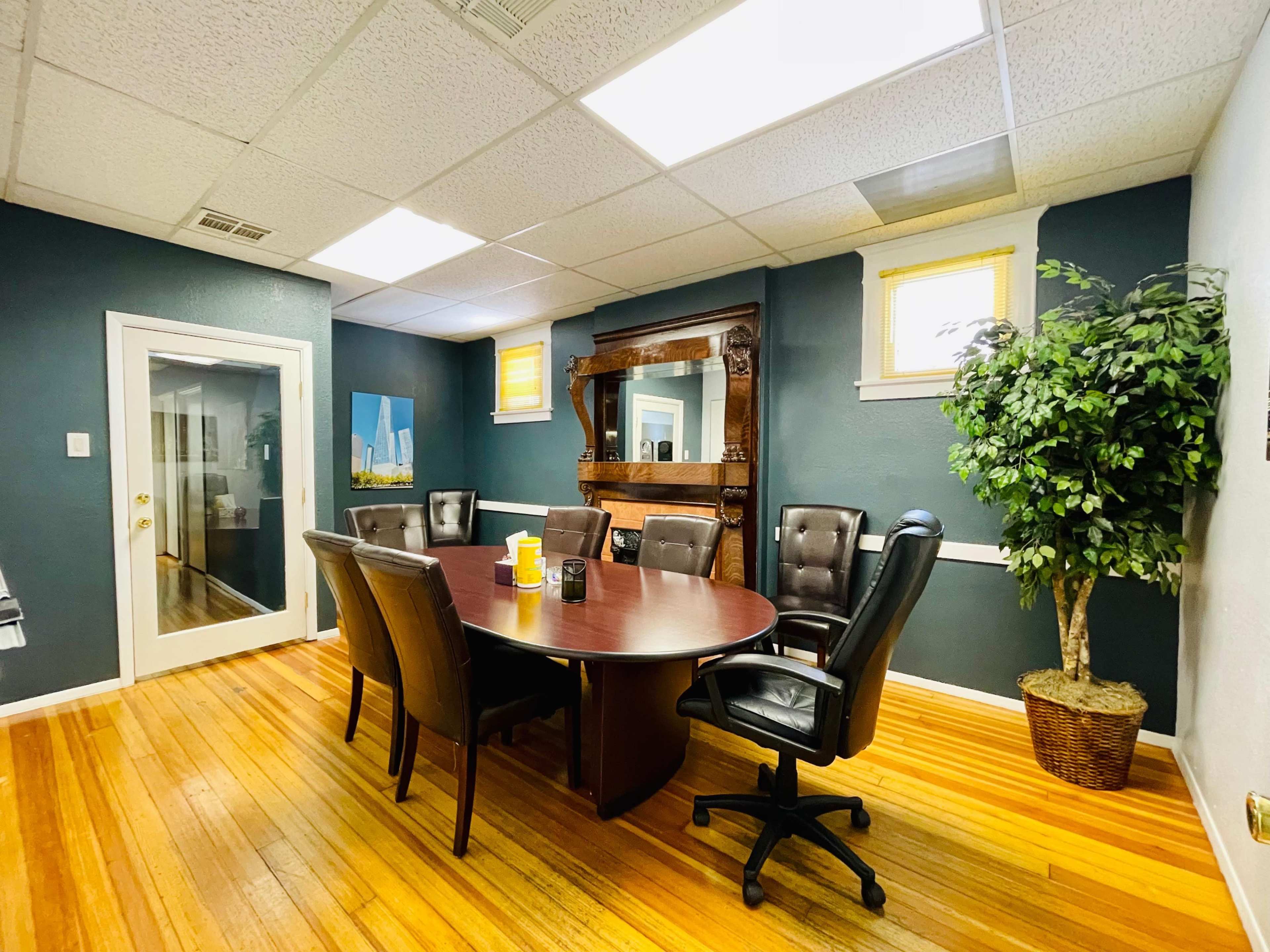 Central area meeting room inside office building, five minutes away from downtown in 20 minutes away from airport. Image in Highland Park, El Paso, TX