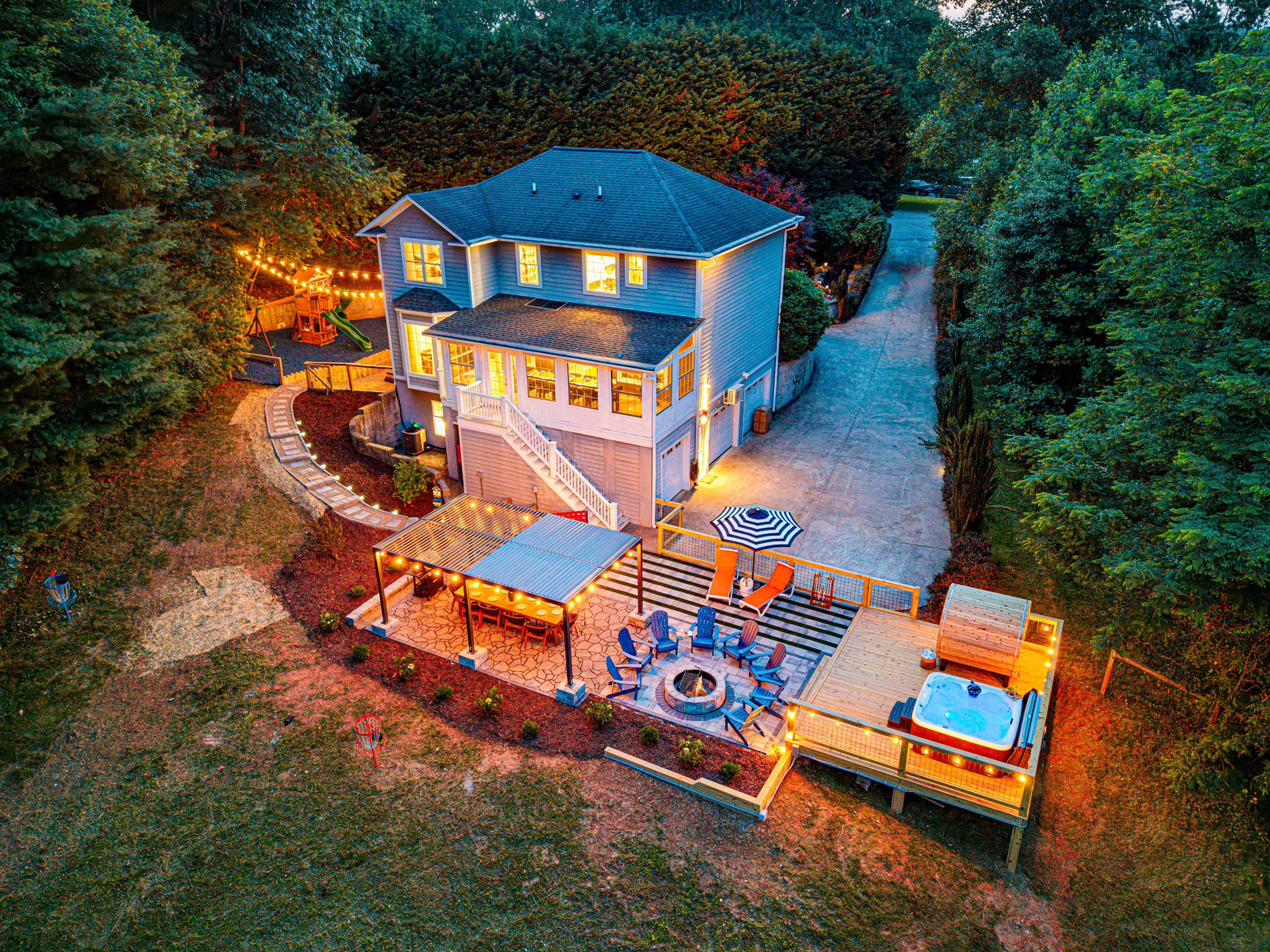 Professionally Designed Large 6 Bedroom Home with Fenced Yard Image in , Asheville, NC