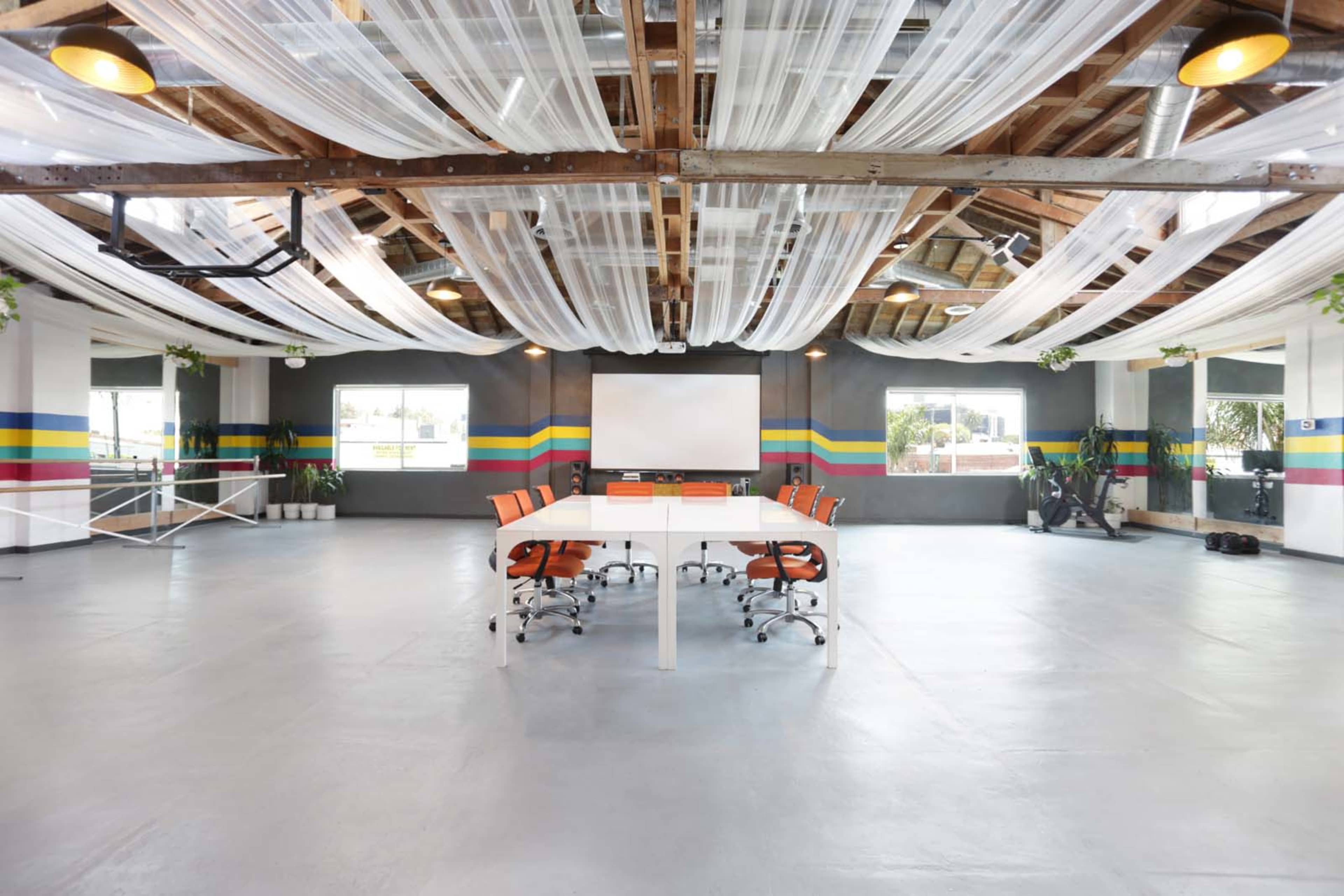 Open Space, Photoshoot, Flex Space, Over 1,900 sq ft w/ Wooden Beams Vaulted Ceiling with Skylights near LAX Image in Inglewood, Inglewood, CA