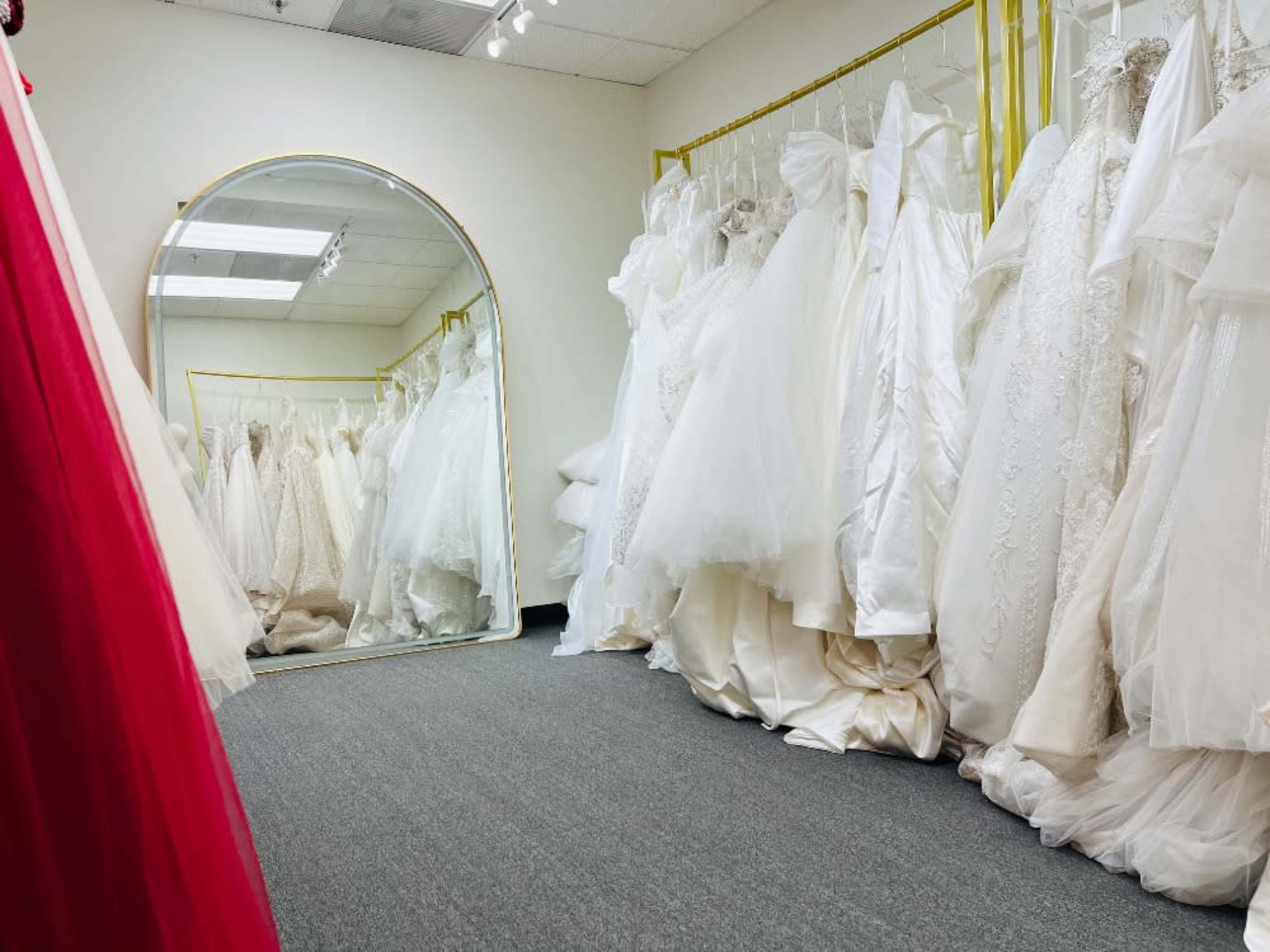 Wardrobe Rental-Deluxe(Statement&Train Gowns）